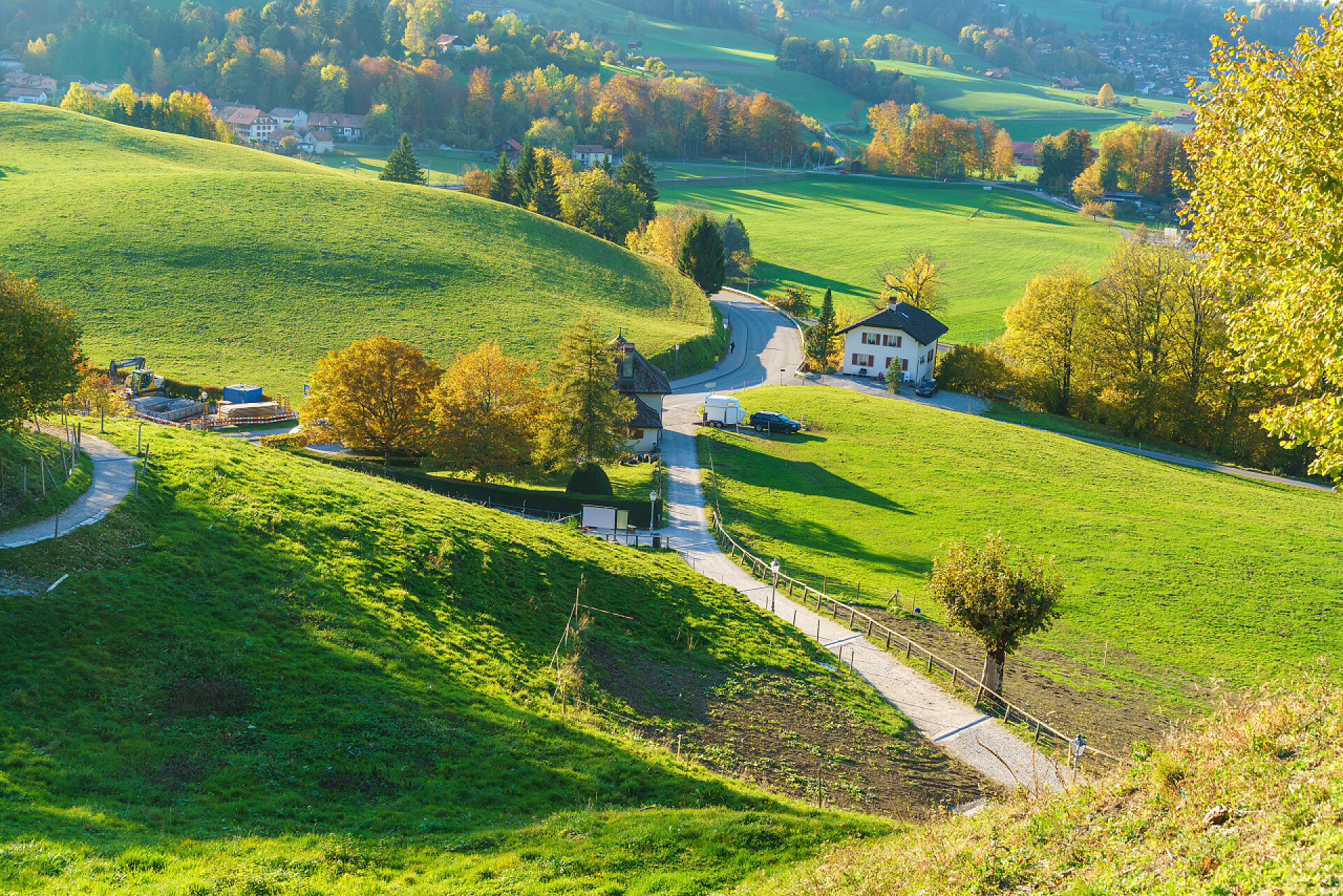 瑞士格鲁耶雷斯附近的美丽风景用传统的房屋鸟瞰美丽的风景, gr
