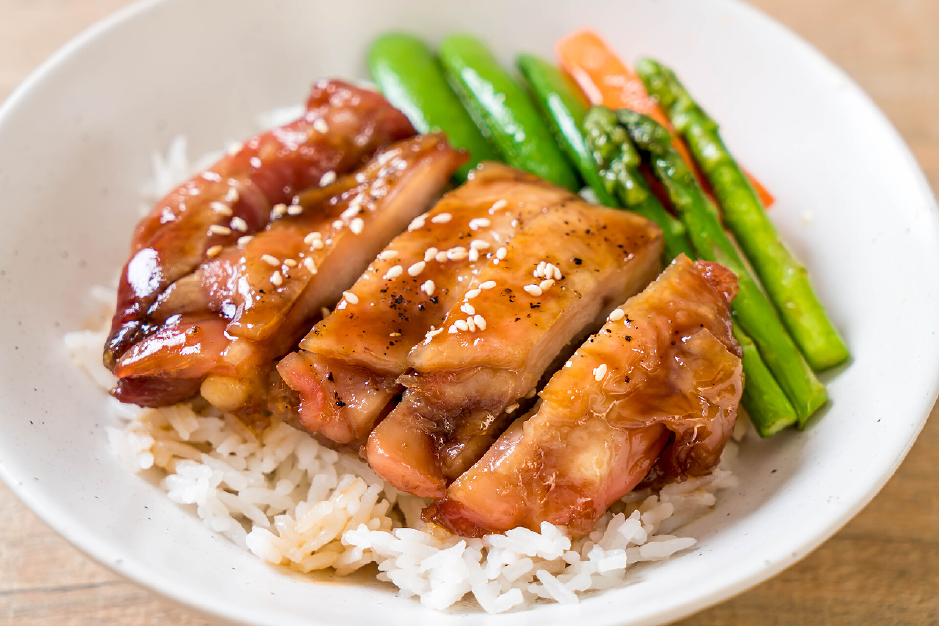 亚洲风味的红烧鸡饭