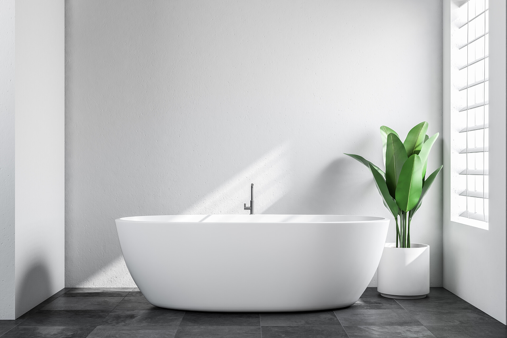 简约浴室内的白色浴缸简约浴室内有白色的墙壁, 一层平铺的黑色地板, 还有一个白色浴缸, 旁边有一个盆栽植物。斯堪的纳维亚风格。3d 渲染模拟
