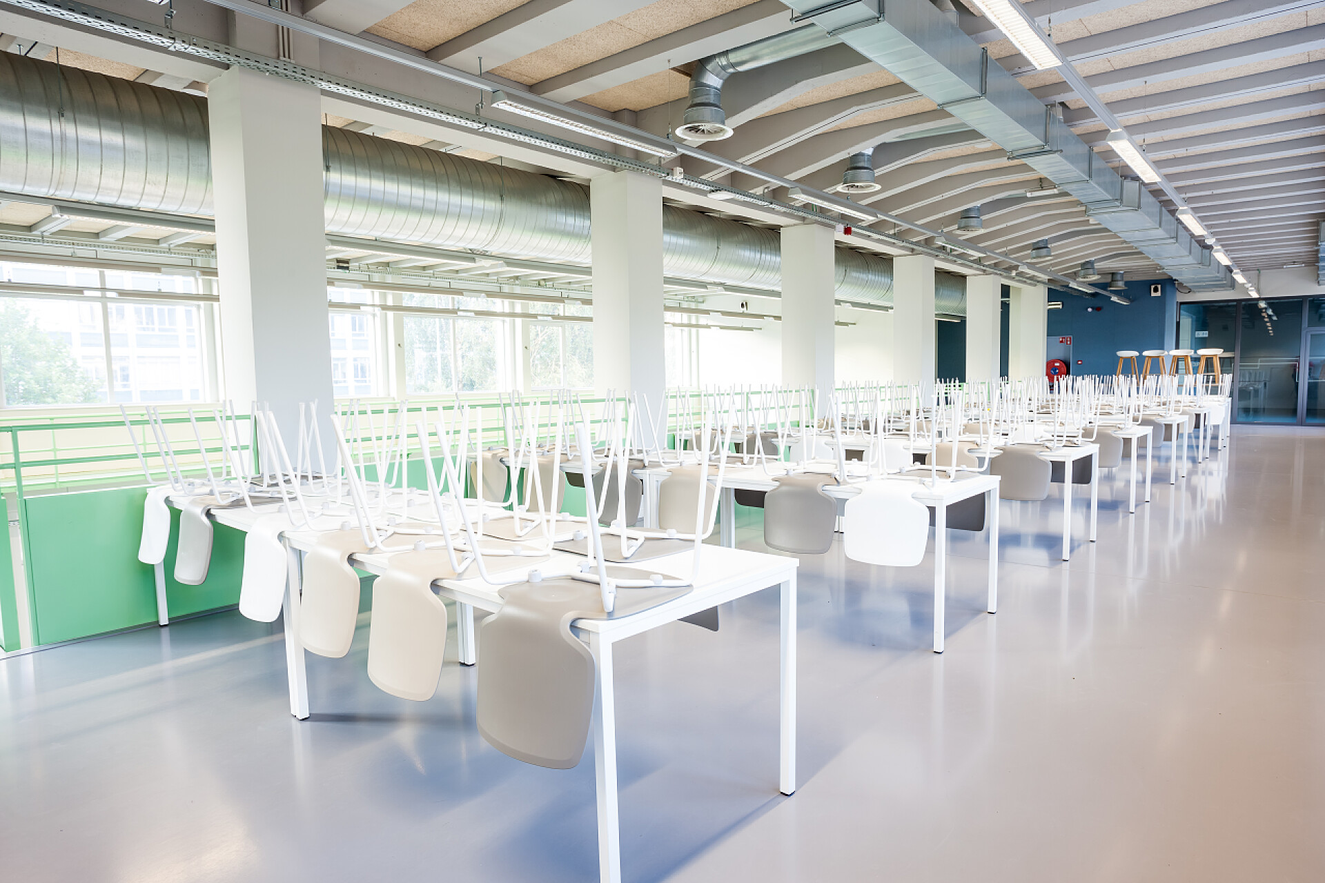 开放餐厅的桌椅餐厅有一个开放的空间, 用于您的菜肴与桌椅