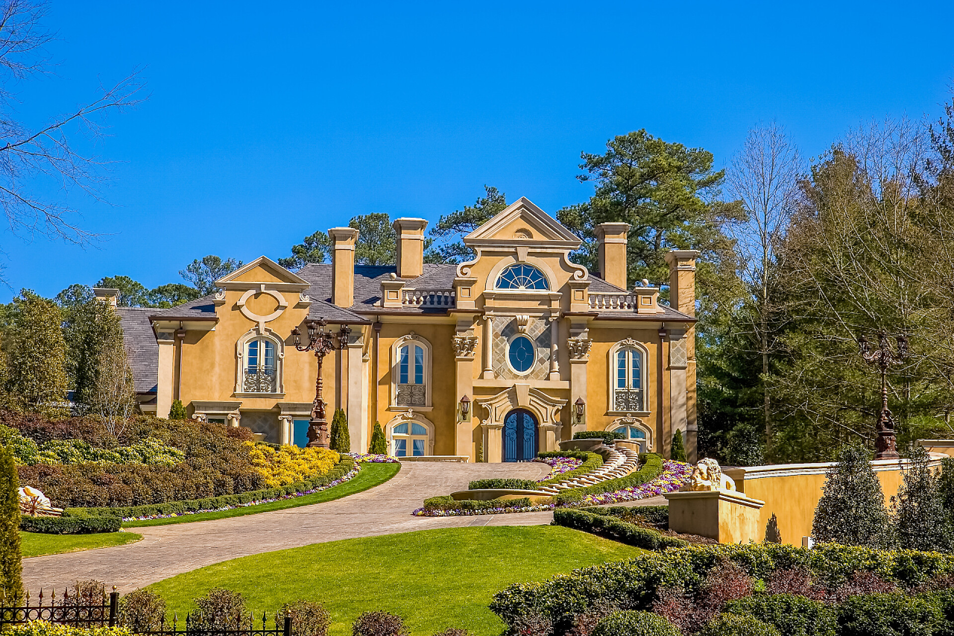 景观草坪上高大的建筑别墅大灰泥房子在山