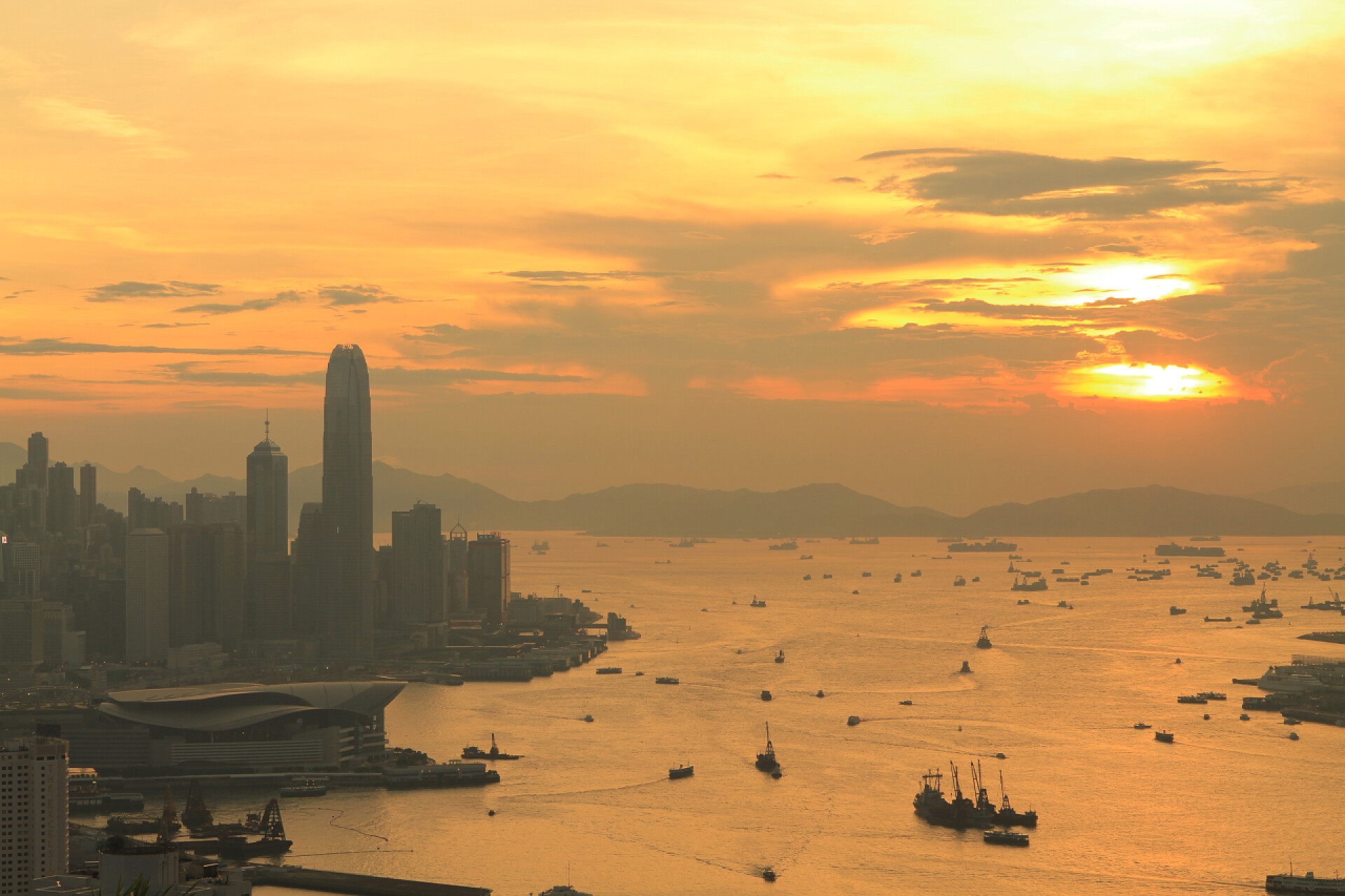 日落时分美丽的现代化城市海港红香炉山顶宝马山山 h