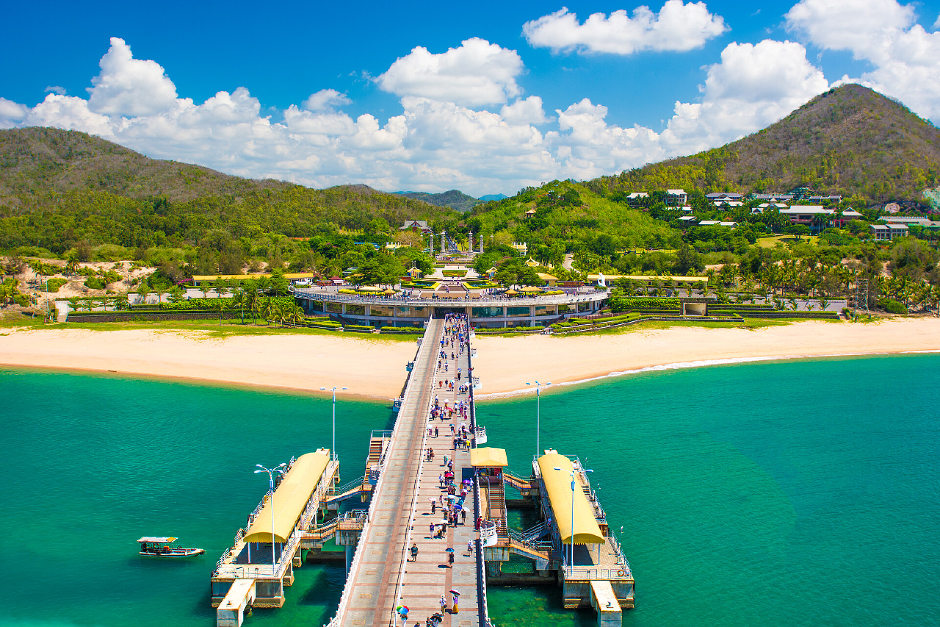 蓝天白云下美丽的三亚自然风光在三亚岛上的佛教公园, 开阔的空间, 许多雕像和美丽的地方. 文化和宗教中心.