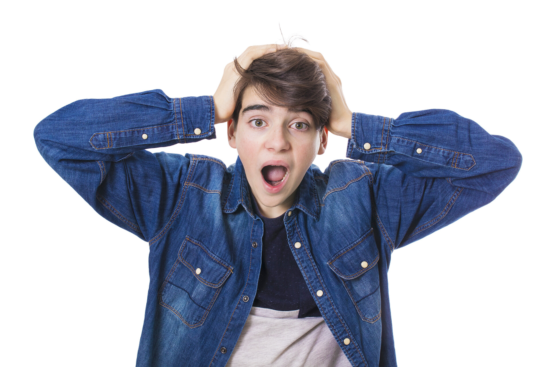 白色背景上一个年轻的男人抱着头孩子以惊吓和惊奇的表示