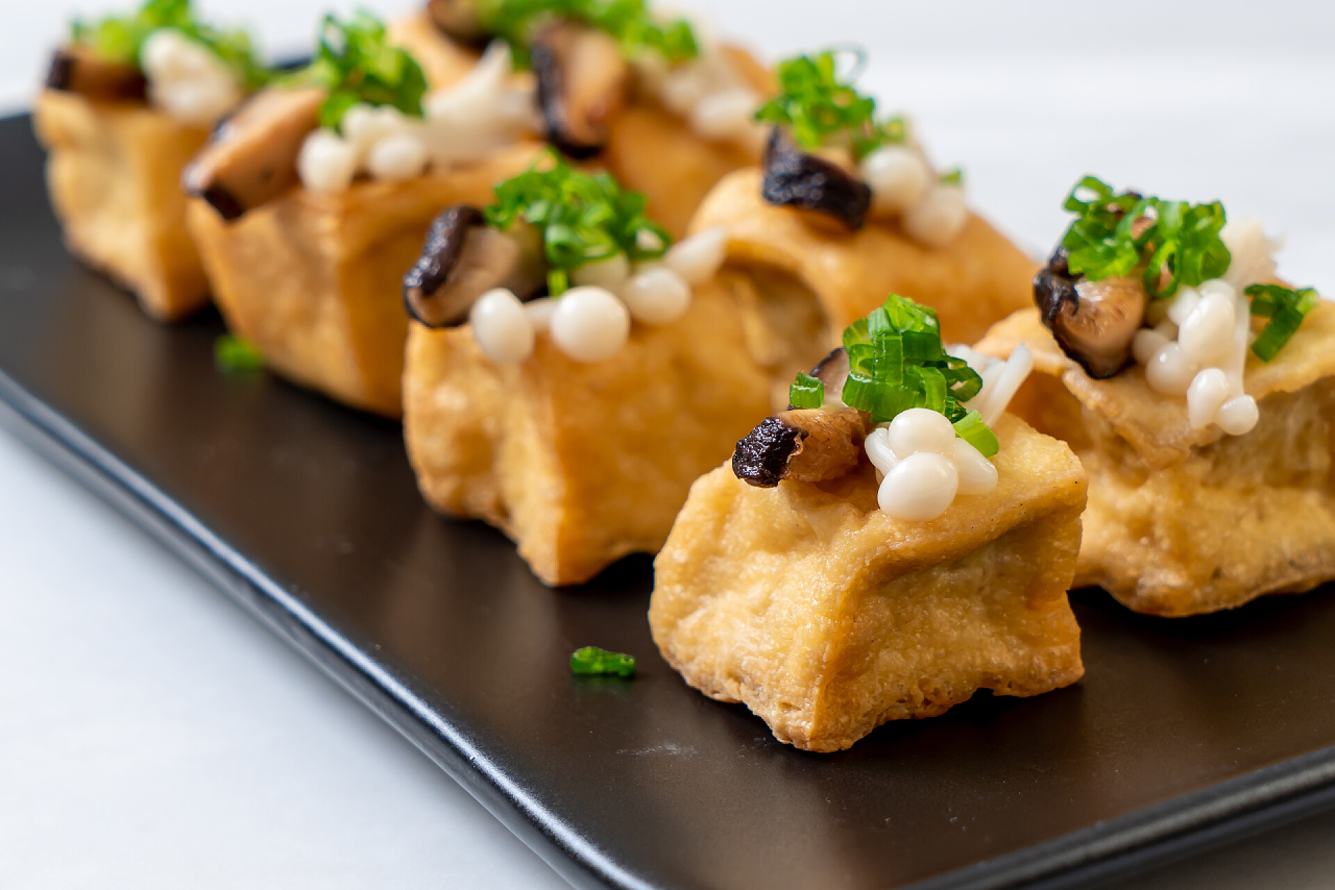 白色背景美味的素食食物