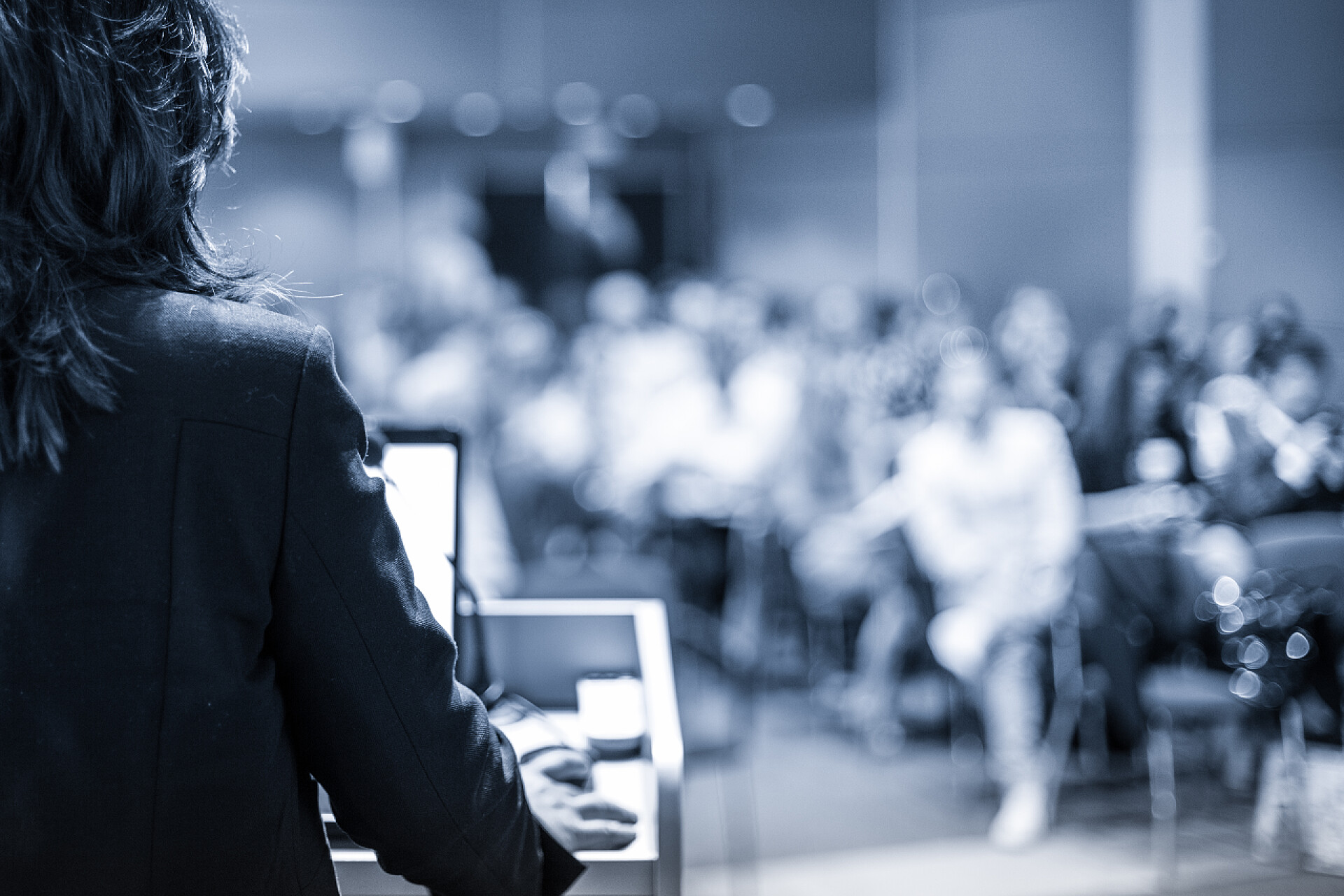 女发言人正在会议上发表演讲在商务活动上发表演说的公众人士.