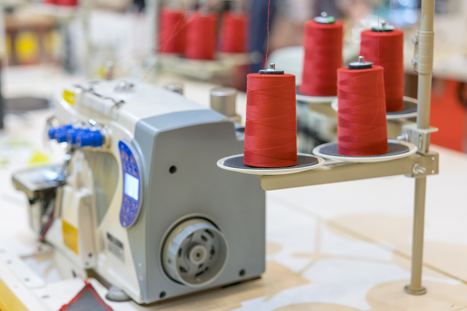 服装厂的纺织机关闭一台专业打字机, 用于制造工厂的剪裁。纺织: 工业绣花机。电脑绣花机.