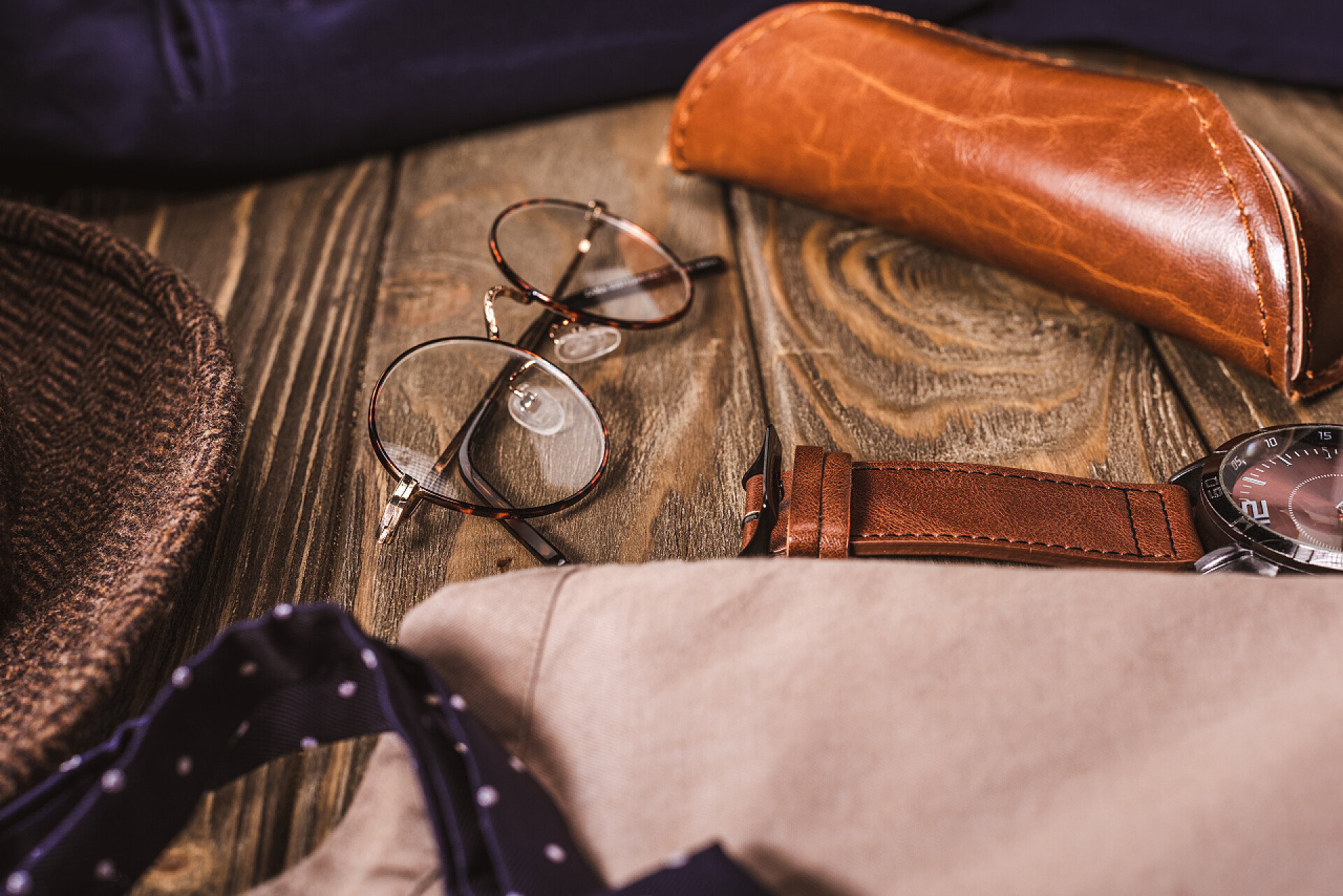 木桌上的男性日用品木桌上男性 accessroies 安排的特写图