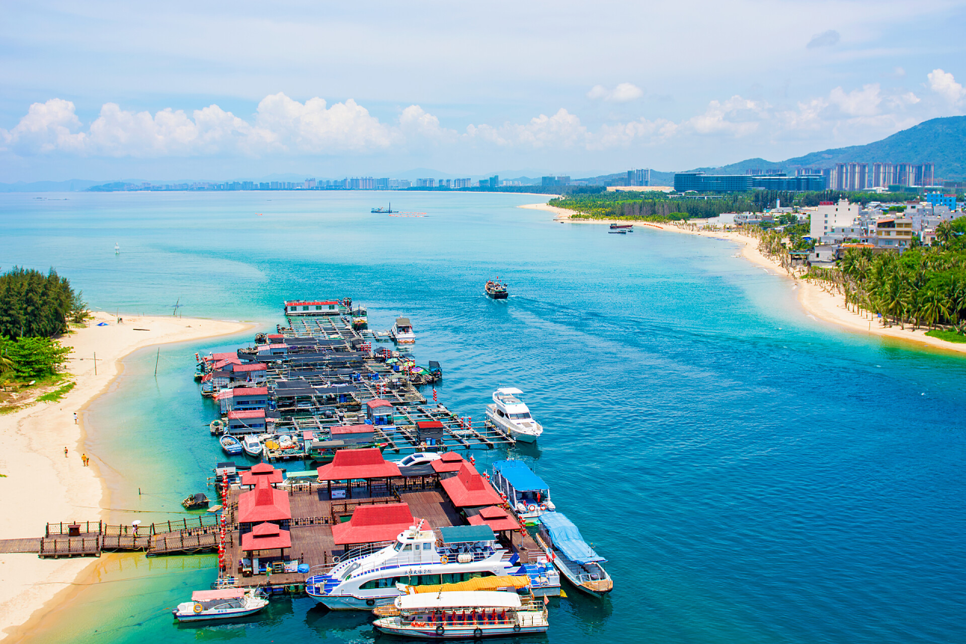 航拍海岛港口码头美丽的景色的泻湖与白色的沙子和棕榈树, 绿松石海。从顶部查看.