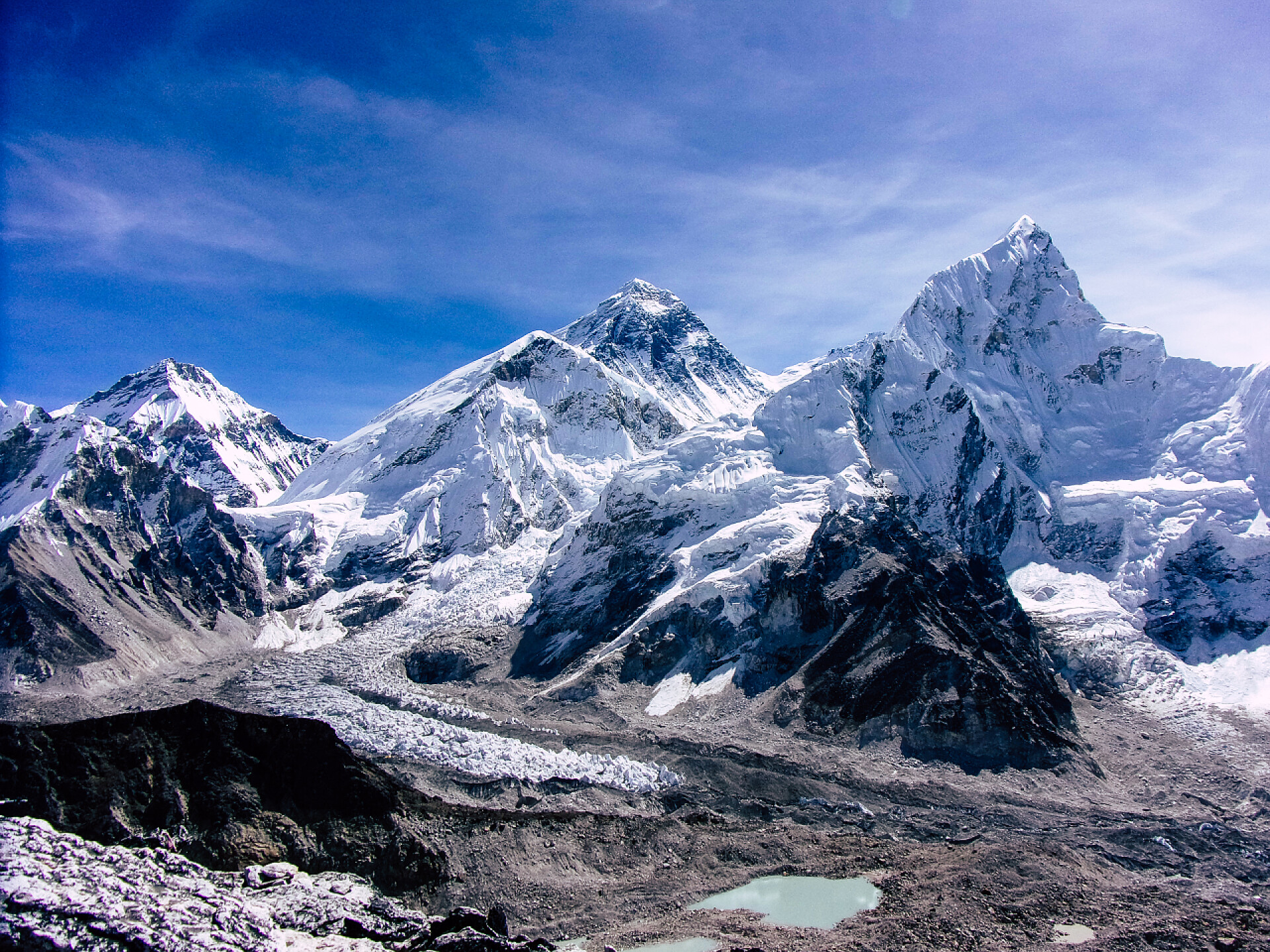 尼泊尔珠穆朗玛峰尼泊尔珠穆朗玛峰2018年9月30日尼泊尔的景观和通往珠穆朗玛峰基地营地的道路