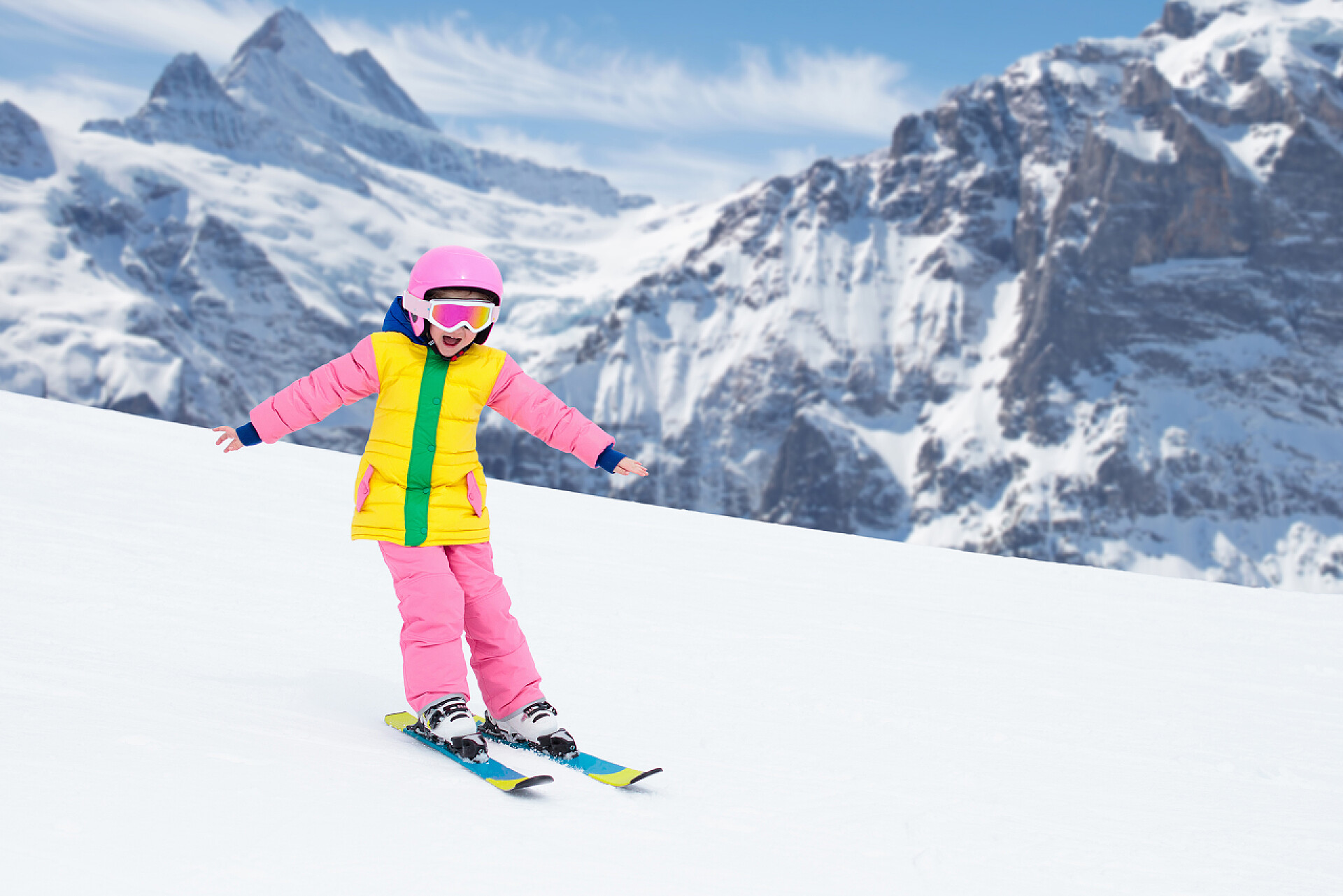 孩子在山上滑雪孩子在山上滑雪。滑雪学校里的孩子。孩子们的冬季运动。在阿尔卑斯山的家庭圣诞假期。孩子们学习滑雪。高山滑雪课为男孩和女孩。室外雪乐趣.
