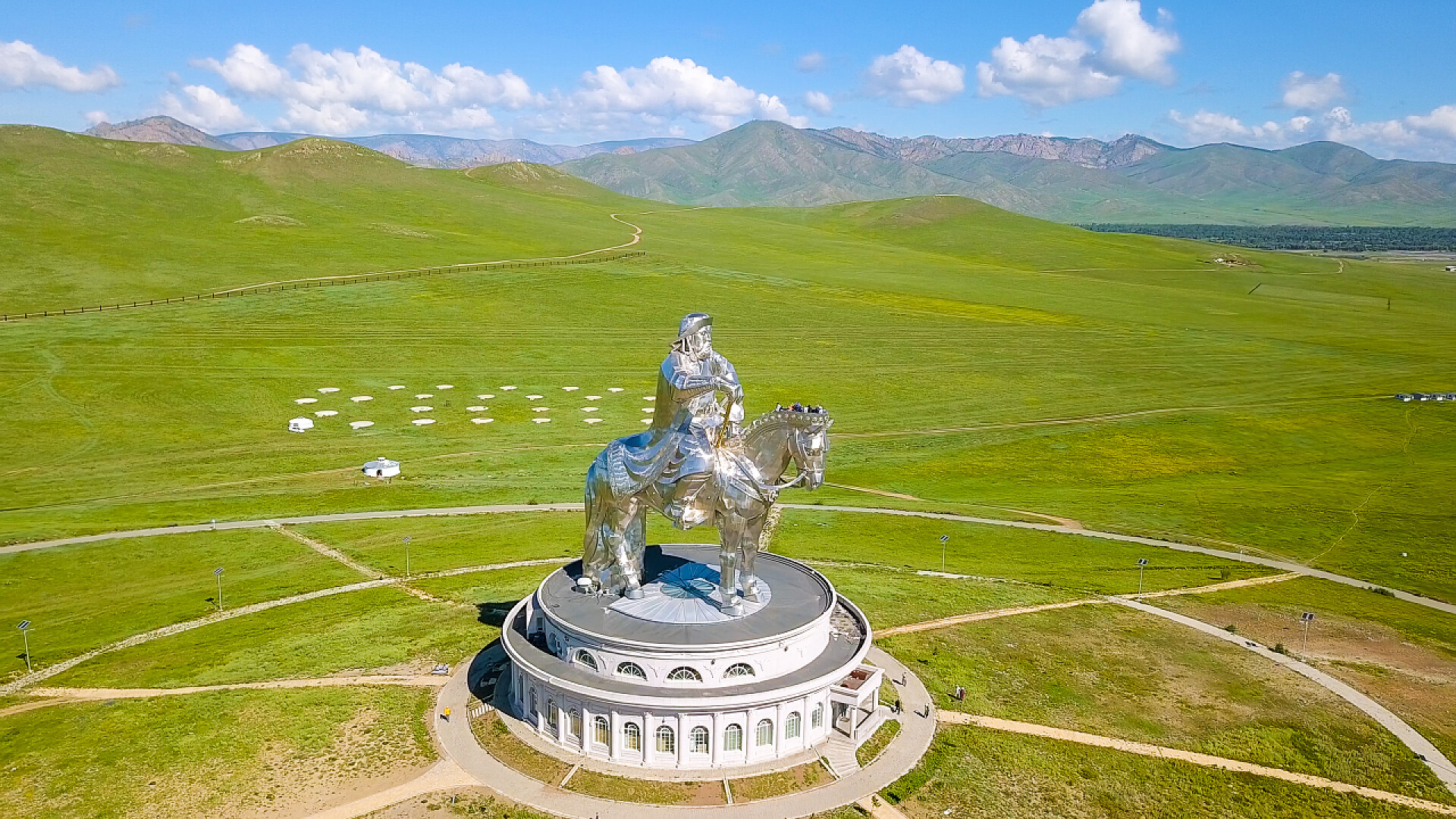 航拍蒙古的成吉思汗马术雕像阳光明媚的天气下的成吉思汗马术雕像。蒙古, 乌兰巴托, 无人机  