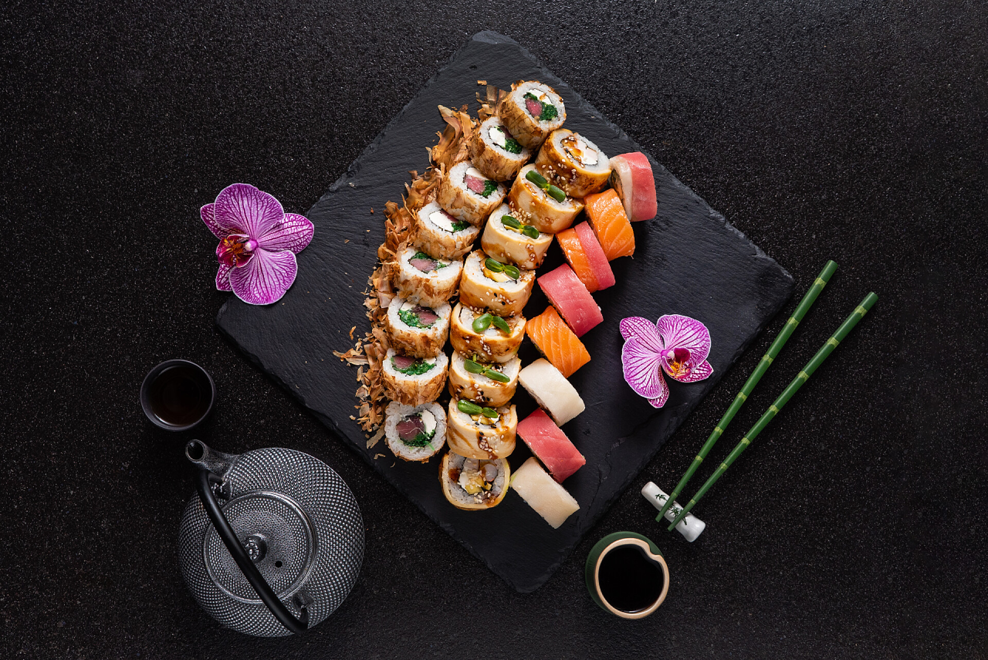 黑色背景上一碟寿司黑色背景寿司, 特写