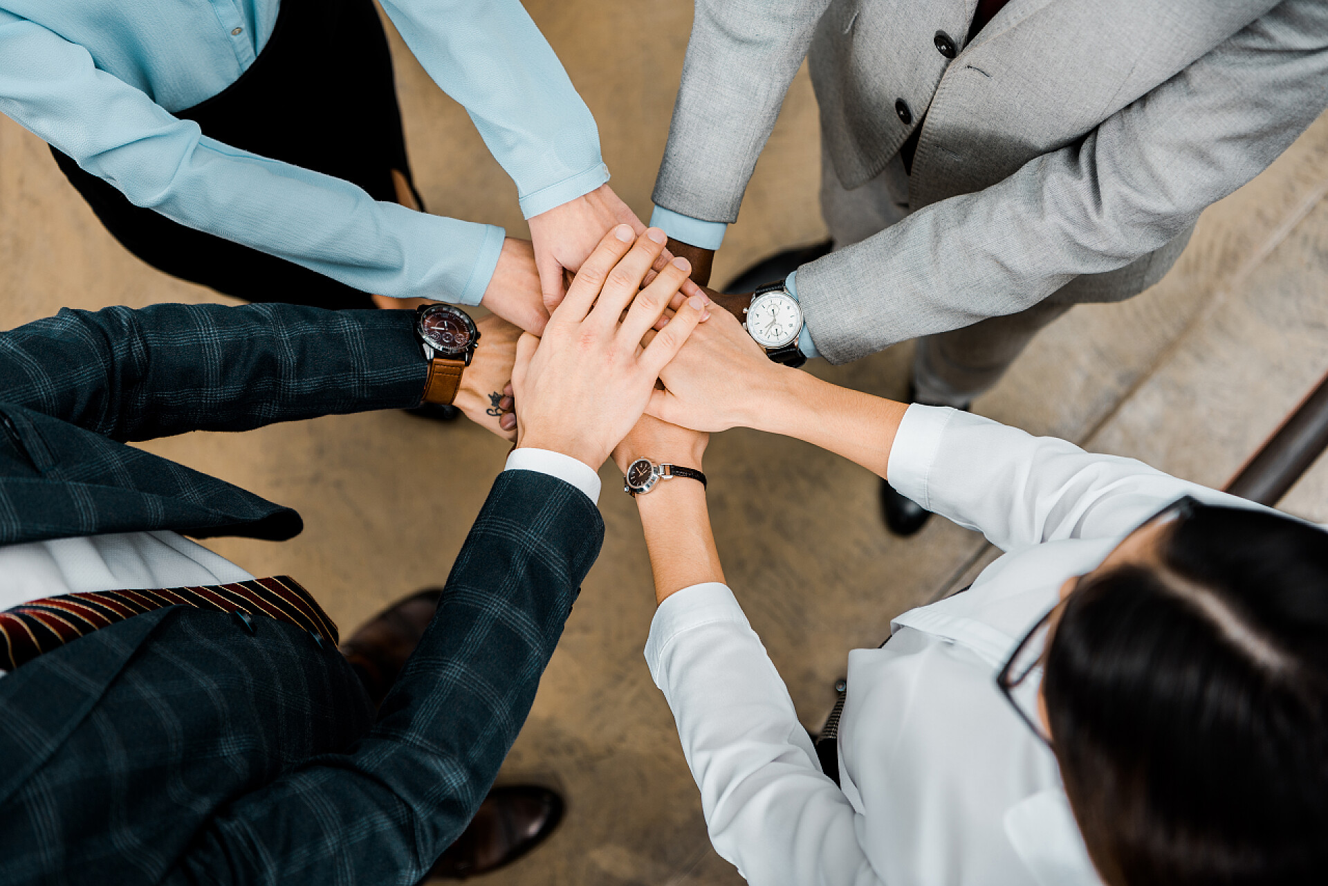 商业团队握手鼓励裁剪拍摄的多元文化的商业同事在正式穿着牵手在办公室