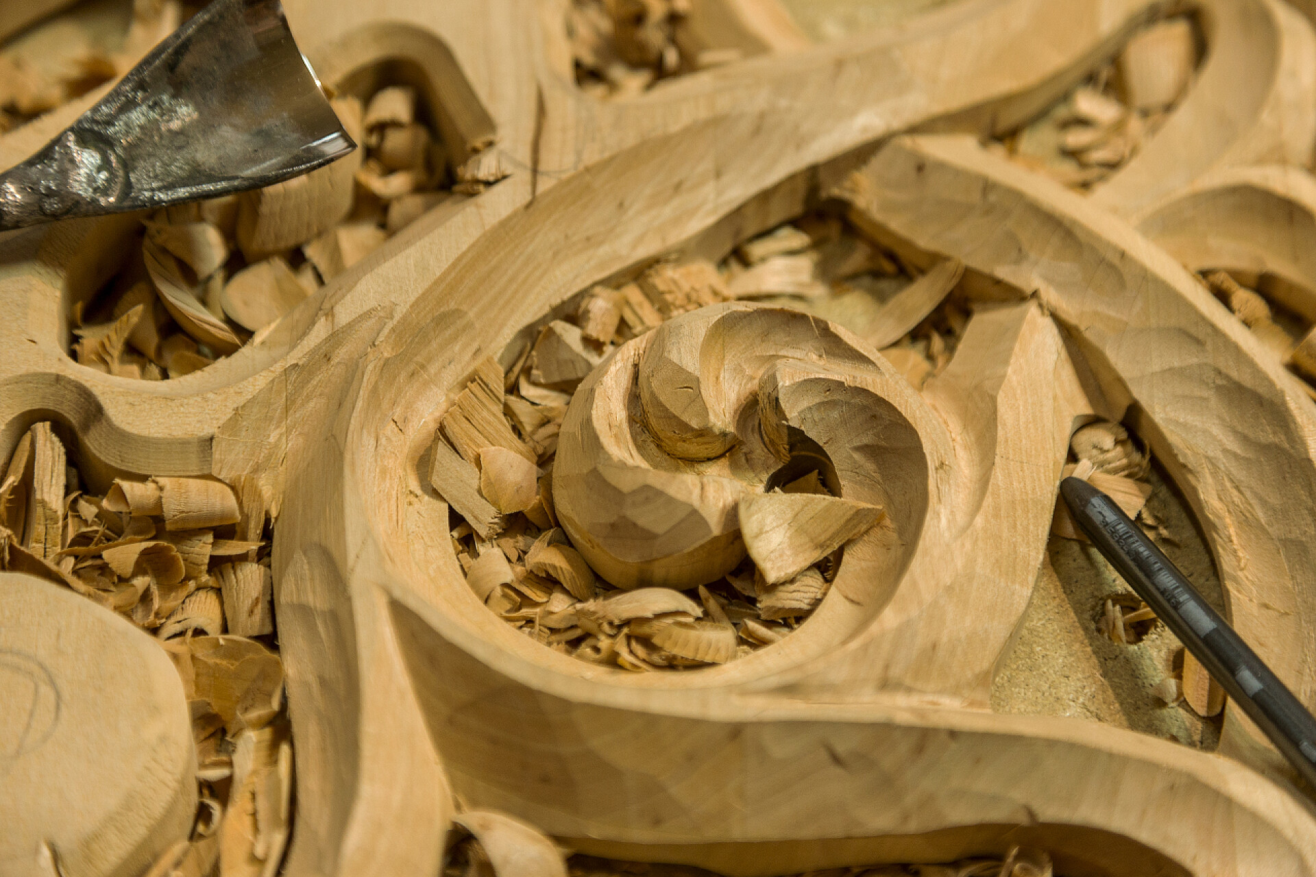 木工的手工木雕作品木工。细木工工程。木雕。工作场所的木雕, 工具上的木背景特写镜头。用作背景民间工艺品。木雕