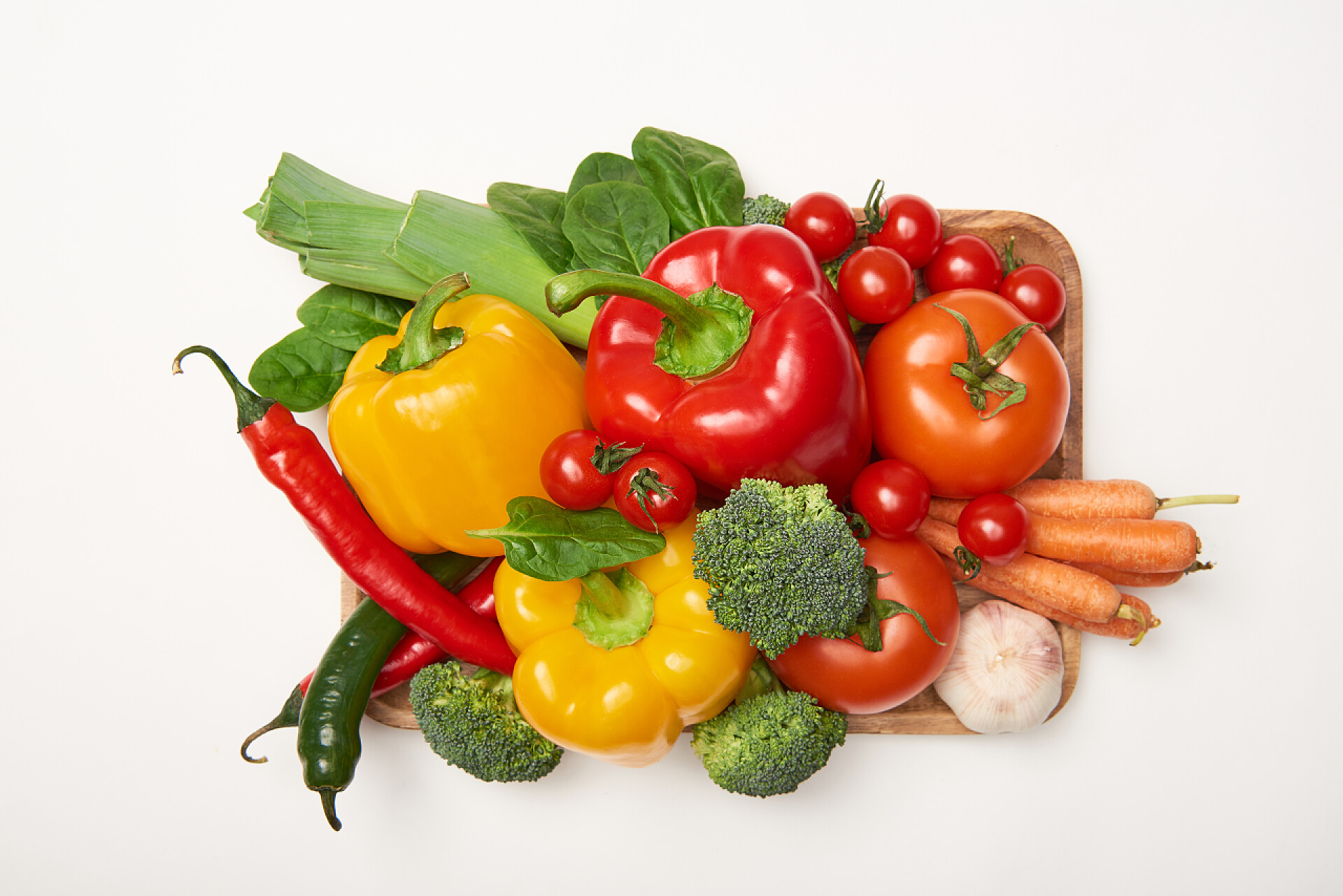 白色背景案板上新鲜的蔬菜在白色的切菜板上的新鲜蔬菜工作室射击