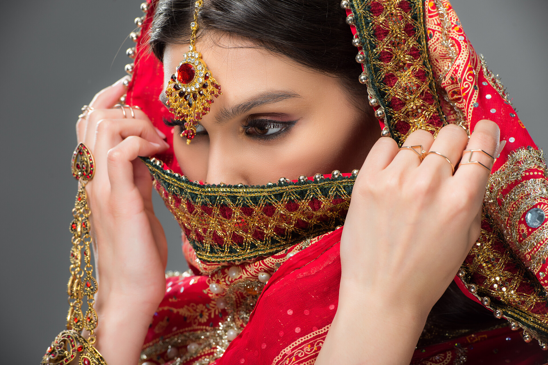 灰色背景 一个带着纱丽的美丽印度女人印度妇女在传统的纱丽和宾迪, 隔离在灰色 