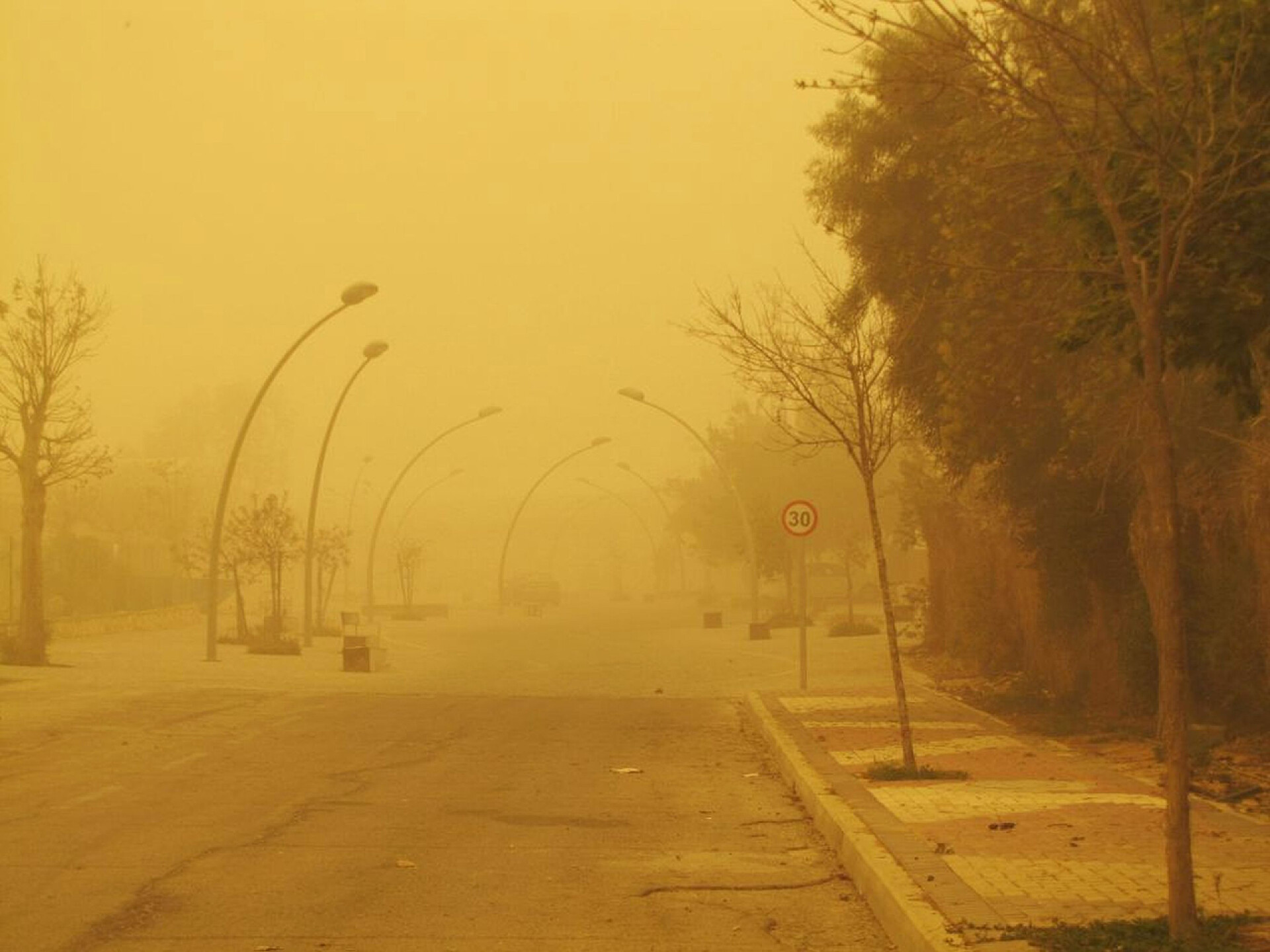 沙尘暴中的以色列城市风光以色列米茨佩·拉蒙附近的沙尘暴