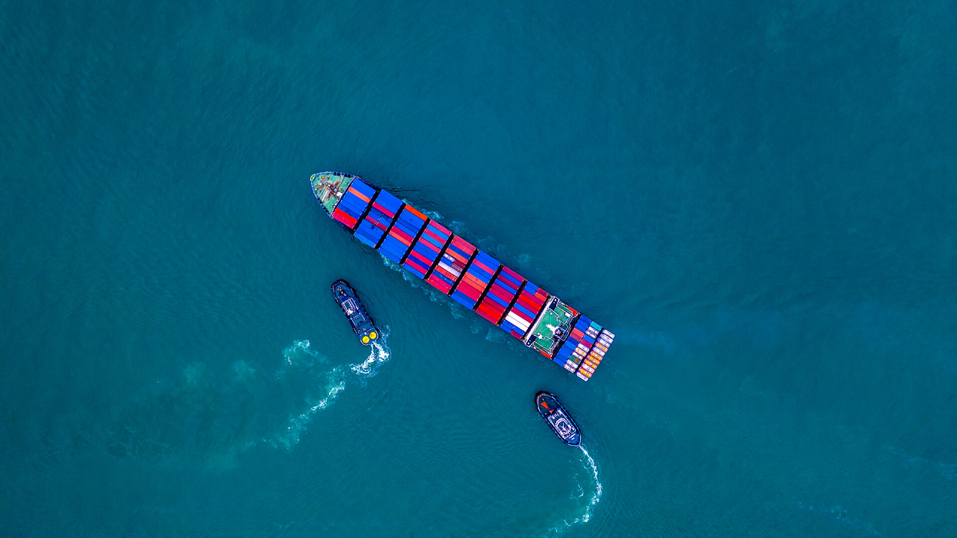 俯拍海面上行驶的集装箱船集装箱船，用于进出口集装箱，海上商业物流和运输，航空观察集装箱船 .