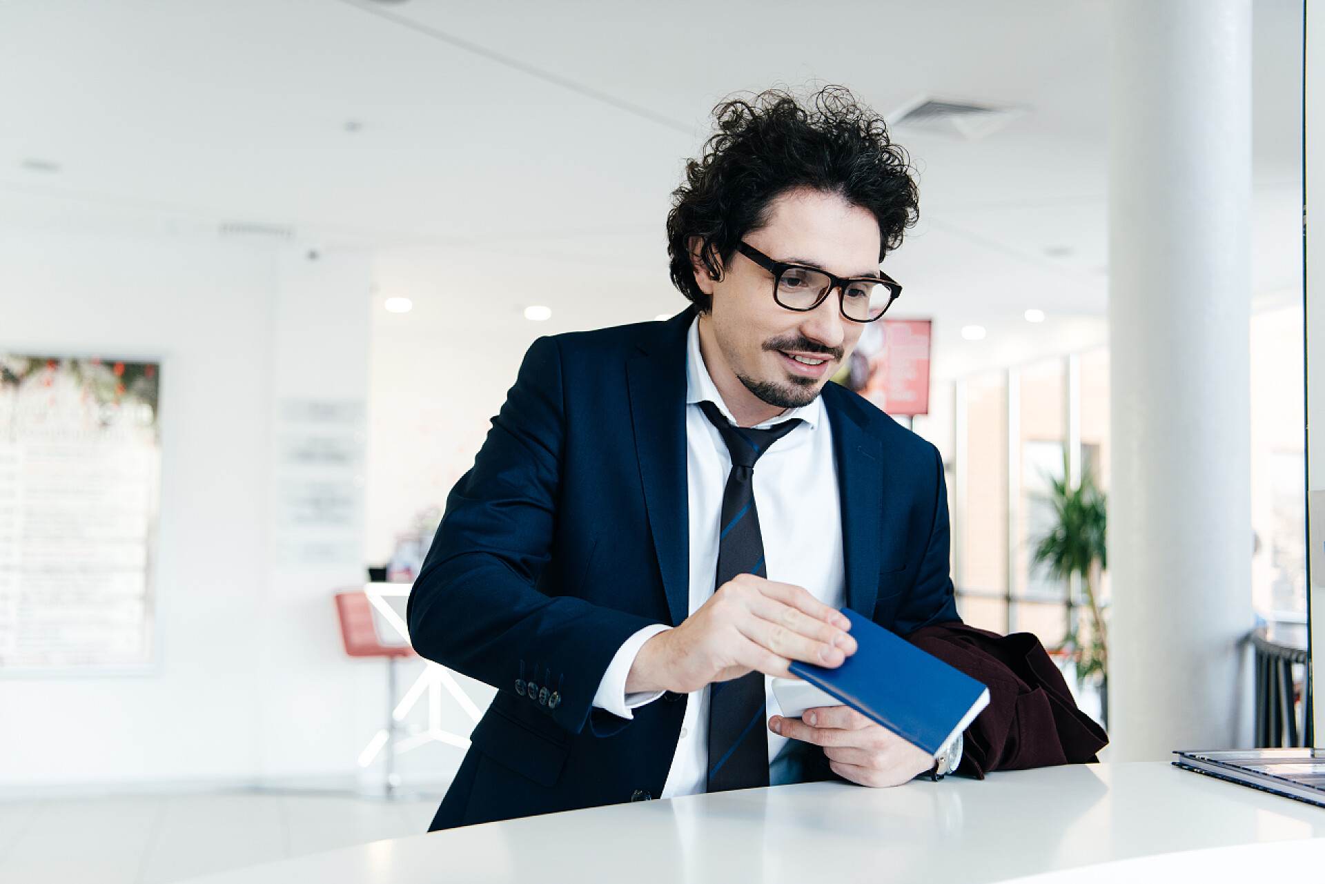 男子在酒店办理手续英俊的商人在酒店办理登机手续