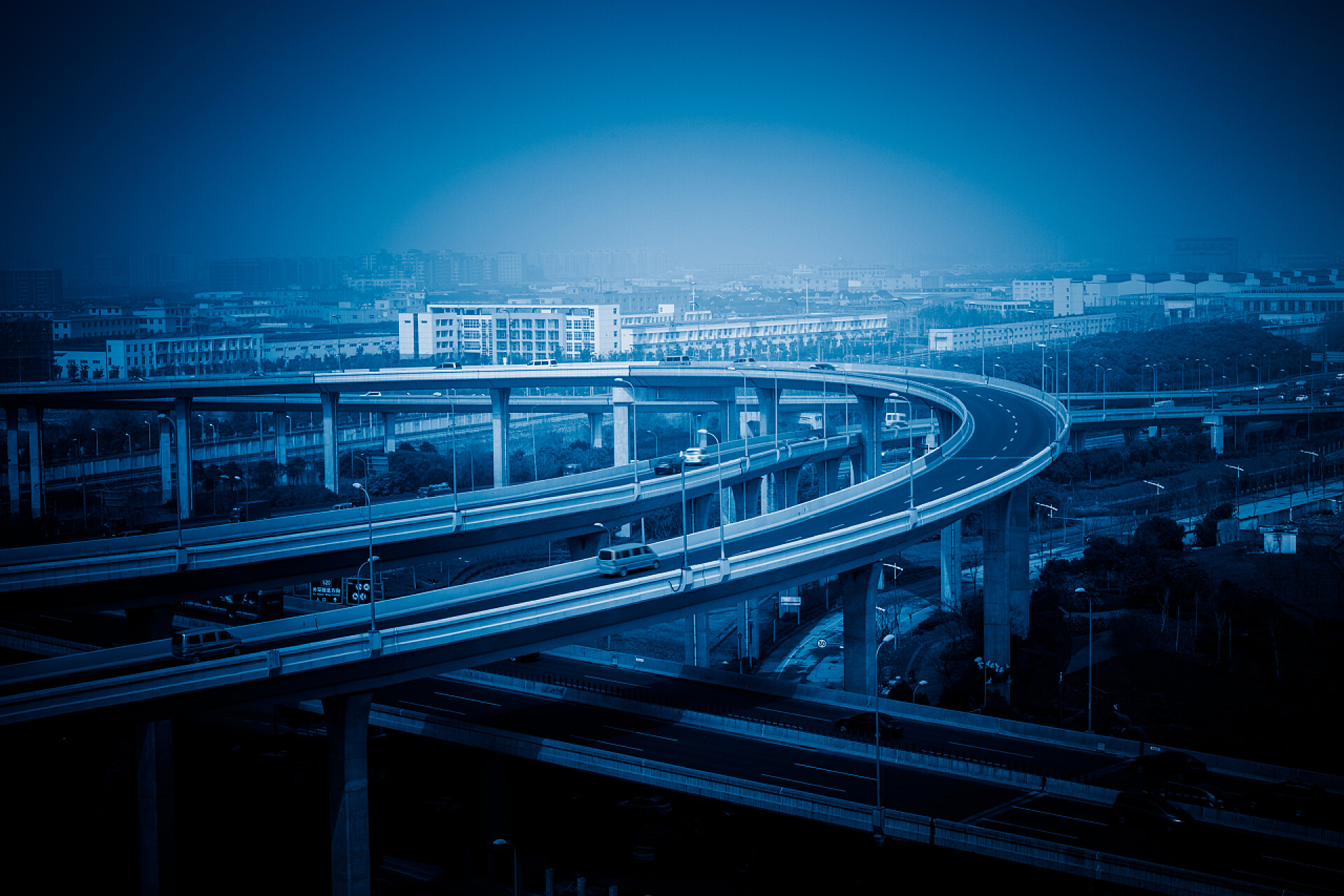 上海立交桥的夜景交通在晚上, 上海中国.