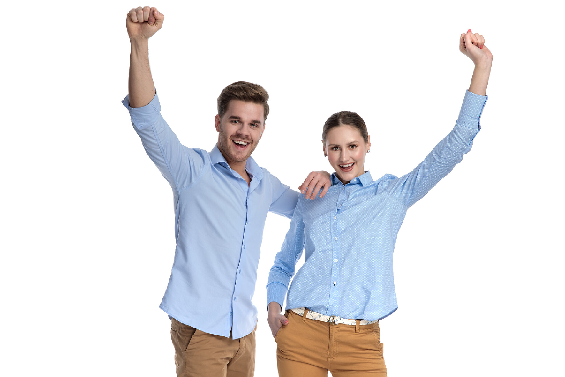 白色背景上高举双手的夫妇哈比年轻获胜的夫妇站在空中的手在白色的背景