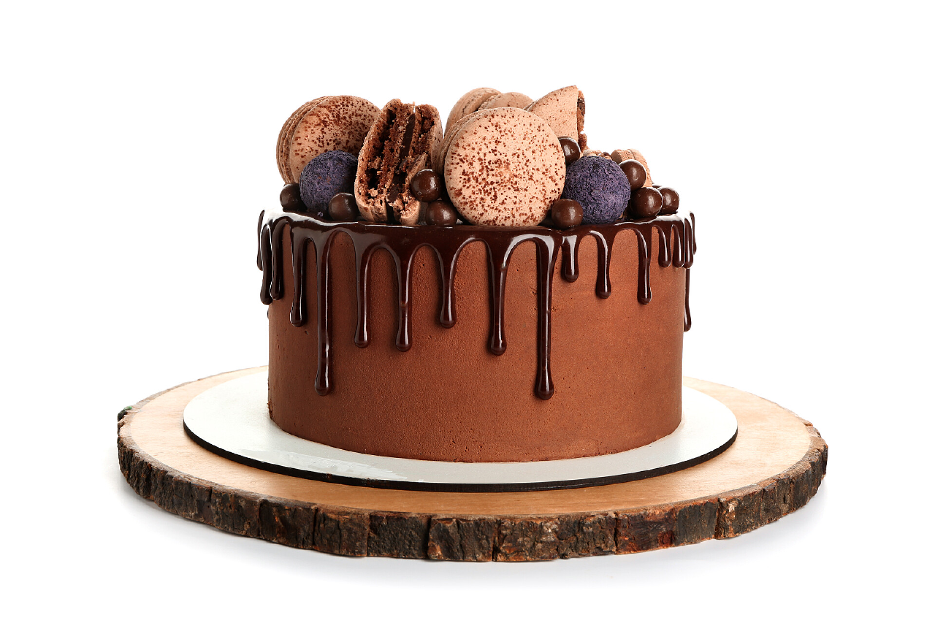 白色背景上的巧克力蛋糕甜蜜的巧克力蛋糕，白色背景上