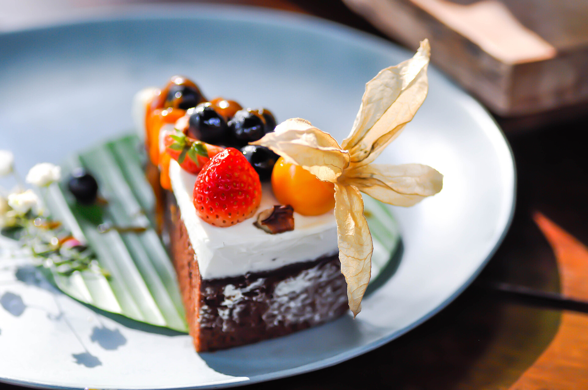 放在盘子里的巧克力水果蛋糕巧克力蛋糕，水果馅料