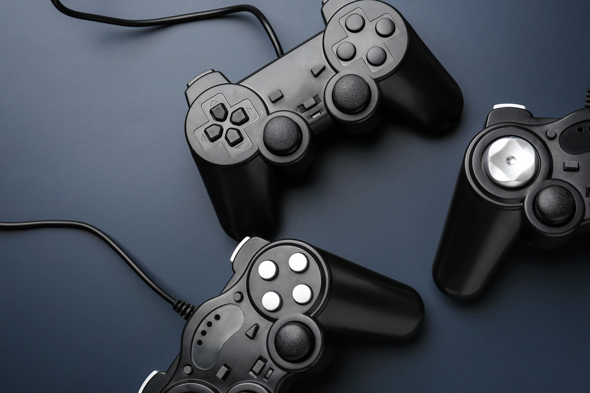 黑色背景上的手柄黑暗背景上的现代游戏垫