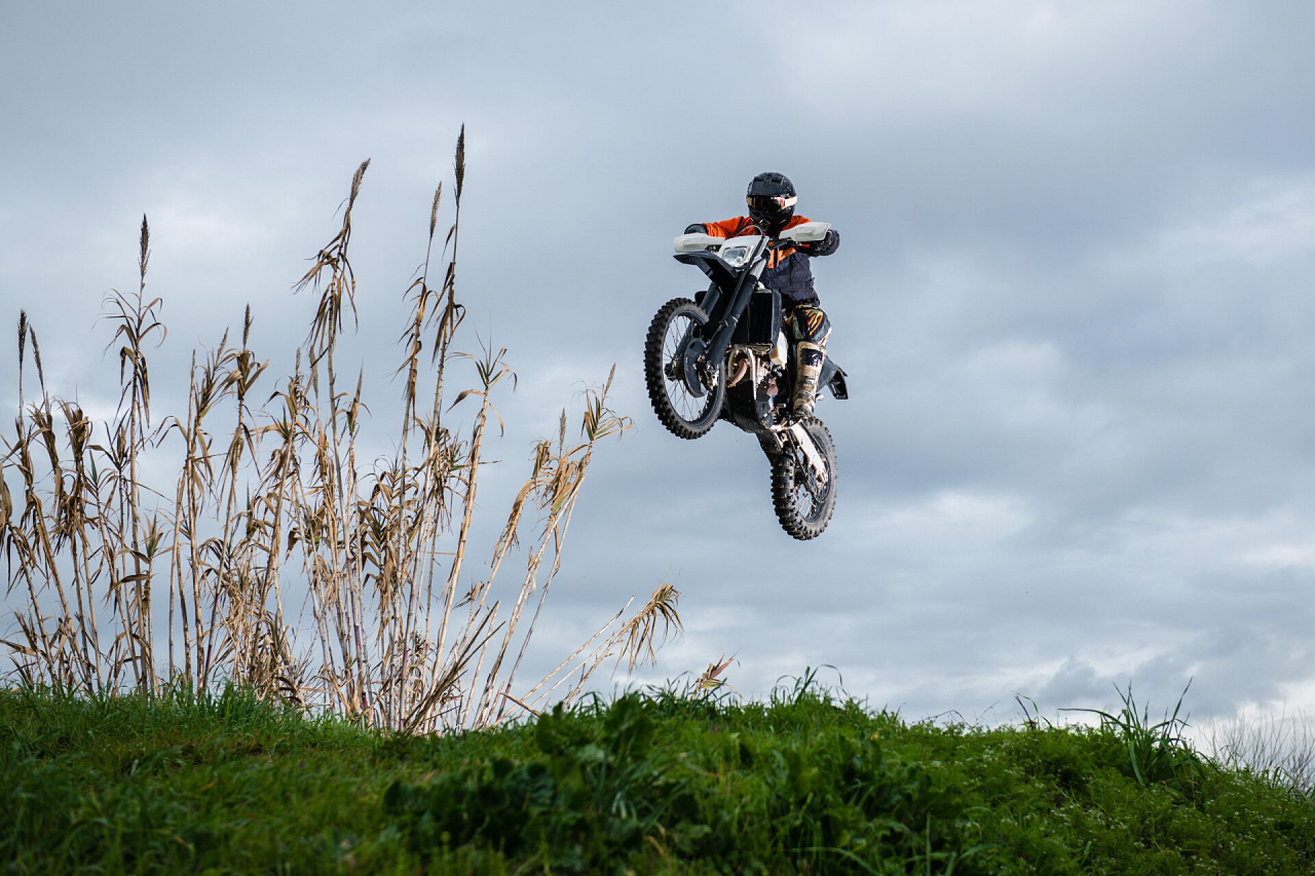 恩杜罗摩托骑手在草地上跳跃耐力赛骑自行车的人