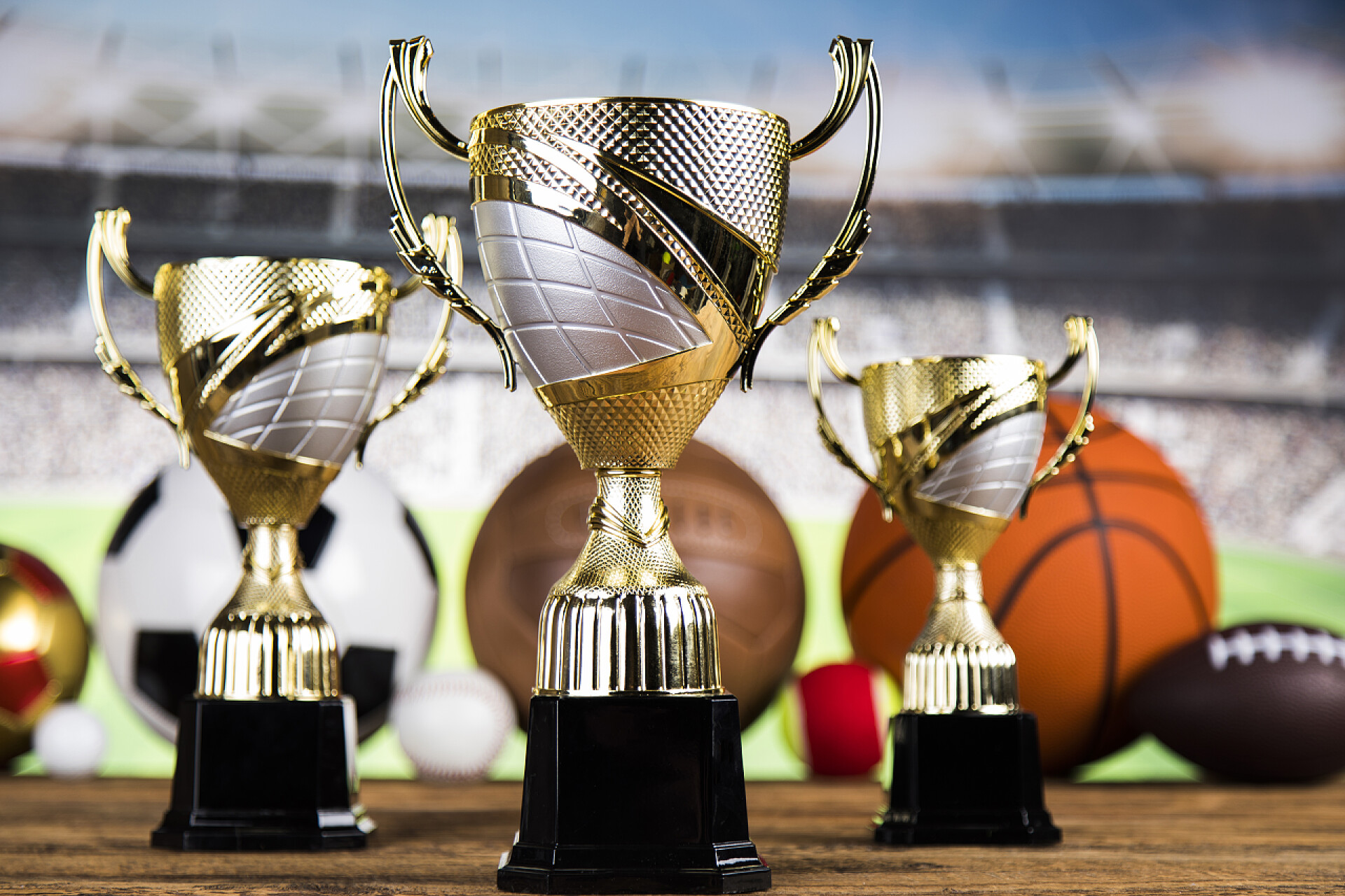 比赛场景三个奖杯白领领奖台、体育背景获奖者奖