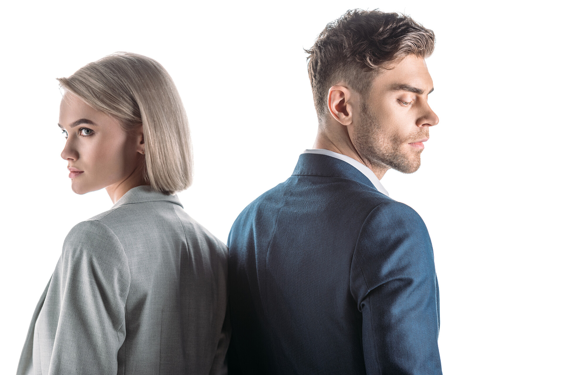 白色背景一对商务人士背对背站着漂亮的女商人和严肃的商人站在背靠背隔离在白色