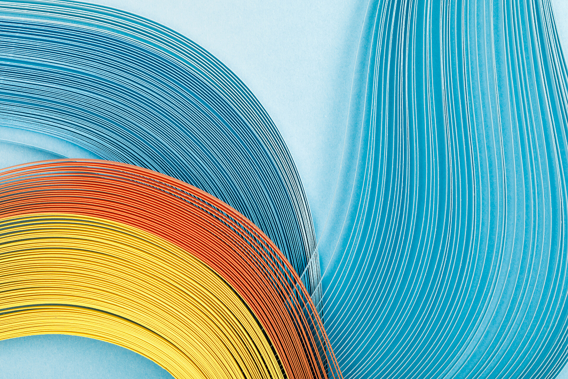 在蓝色背景上许多的抽象线条在蓝色背景上的多彩多姿的明亮抽象线的顶部视图