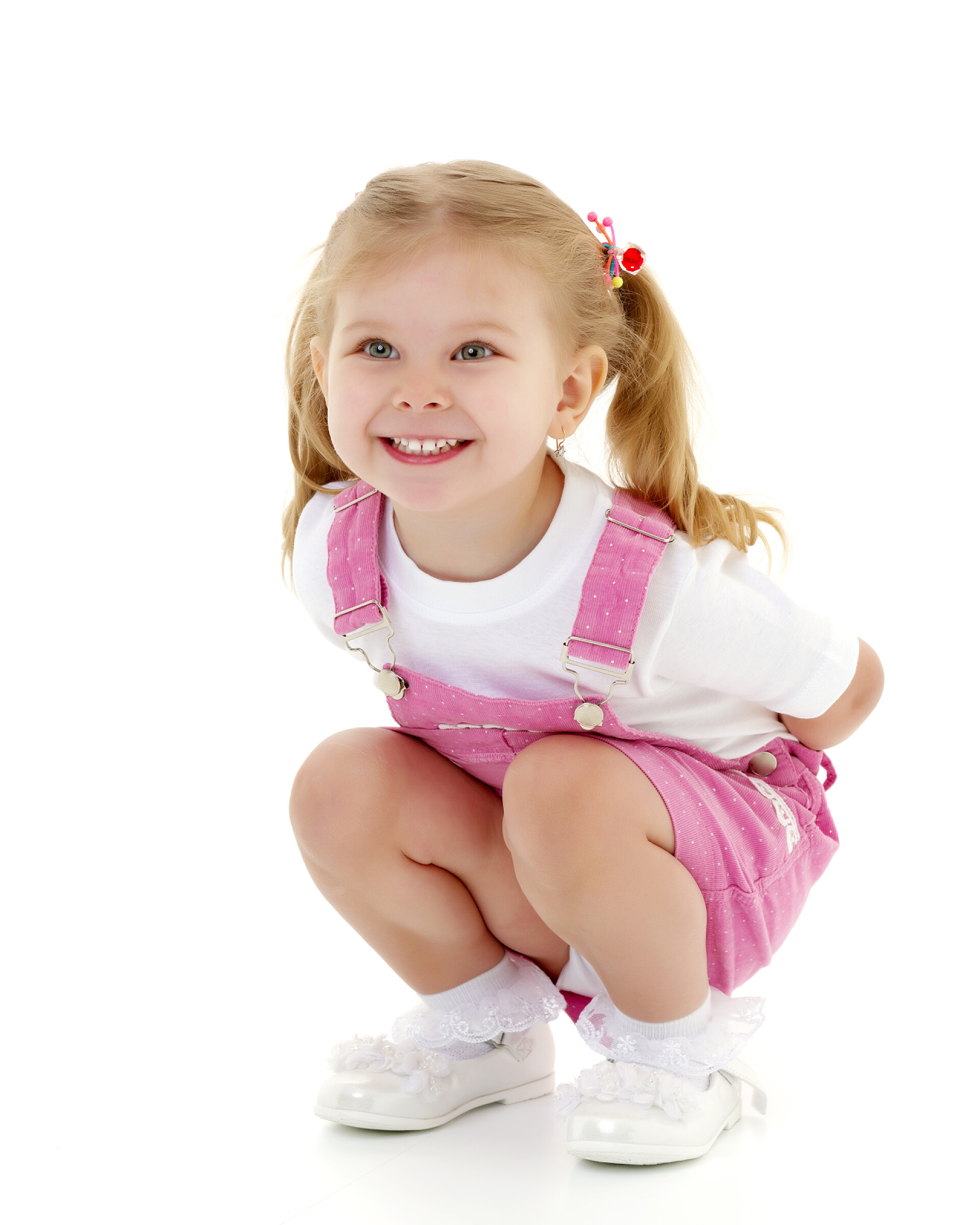 白色背景下身穿粉色衣服的小女婿在笑小女孩看起来.