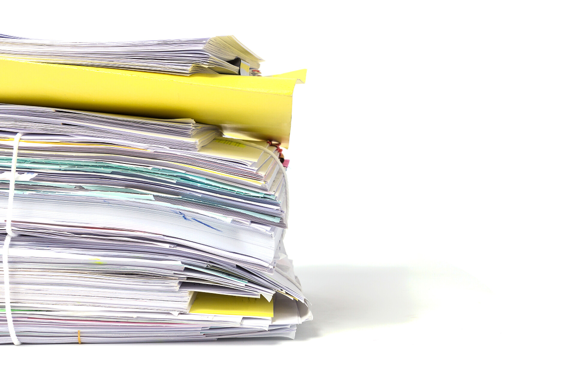 在白色背景放着一堆文件在白色背景下隔离的文件堆栈