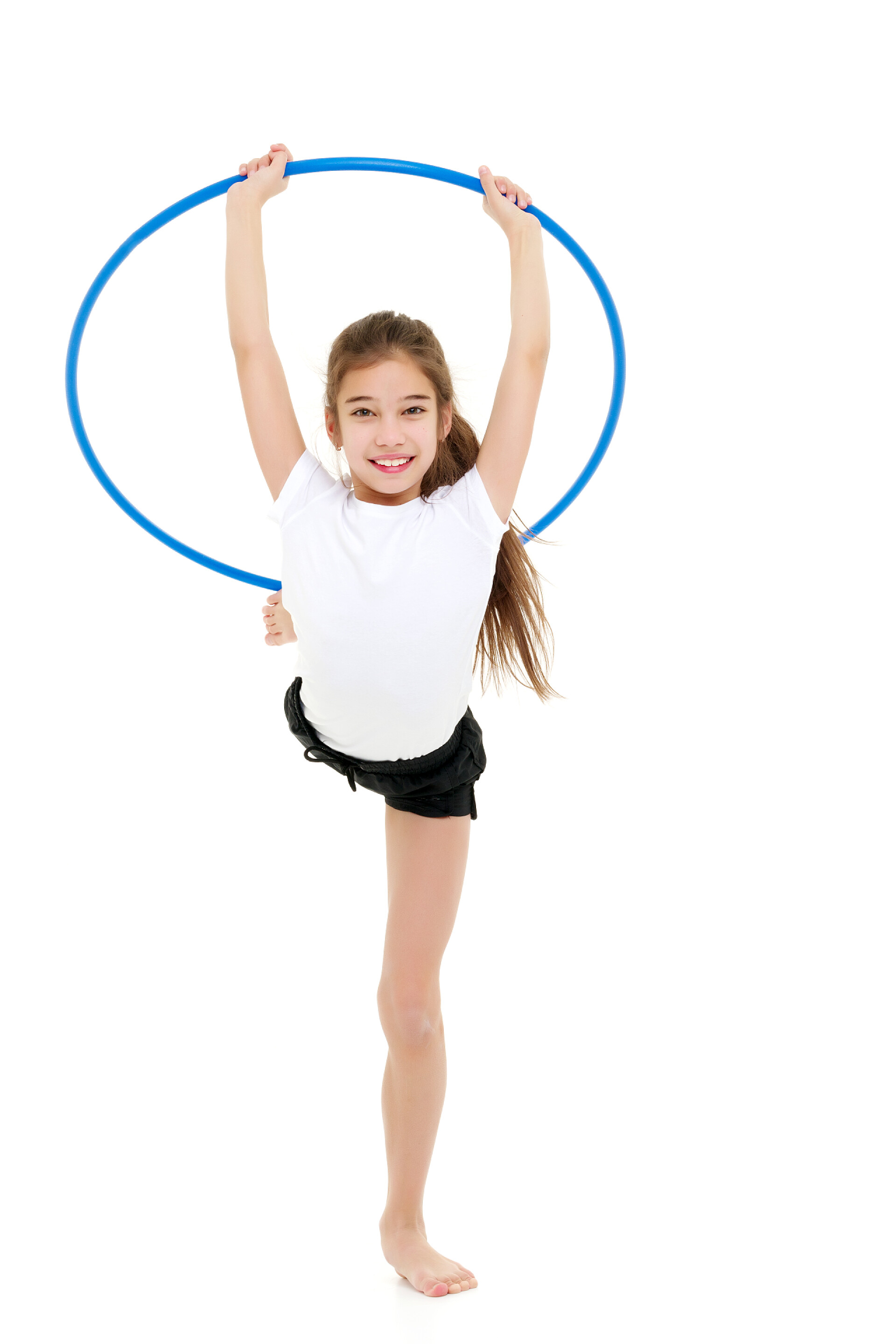 白色背景一个漂亮的穿着白色上衣的小女孩在练习舞蹈一个穿着白色T恤的小女孩带着圈圈进行练习.