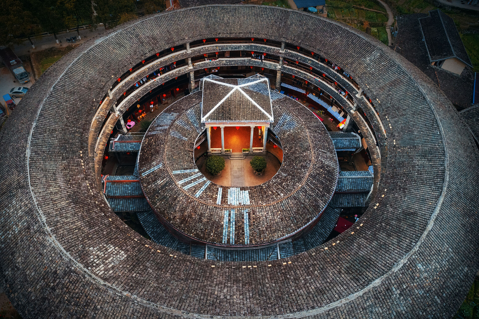 航拍福建省客家独居的土楼福建省客家独居土楼的空中特写.