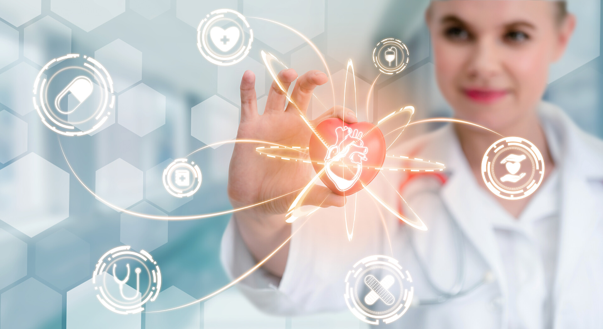 医生正观看数字医疗图标