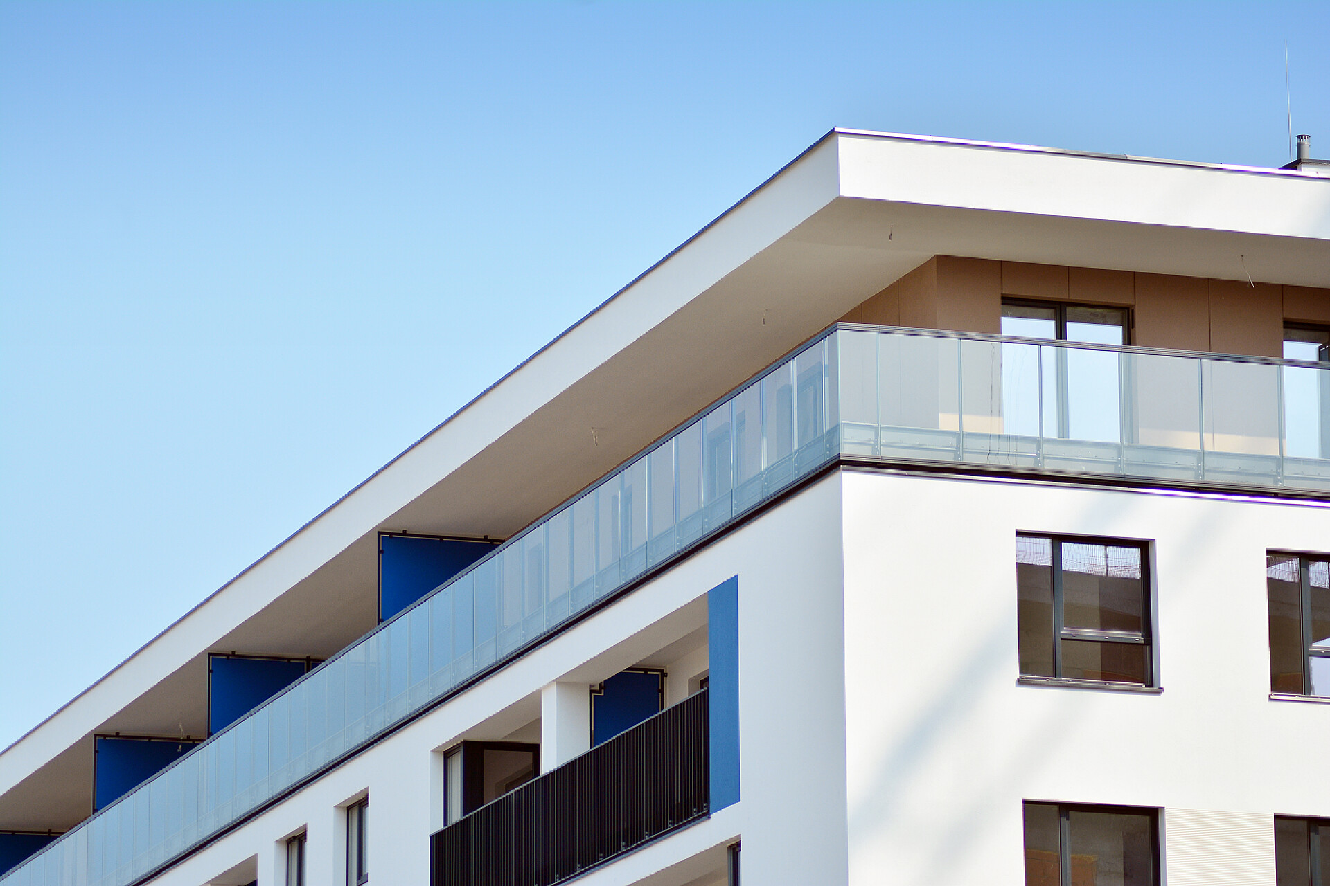 欧洲现代住宅建筑欧洲现代住宅建筑。前面一栋现代化的公寓楼的碎片。非常现代的公寓式别墅. 