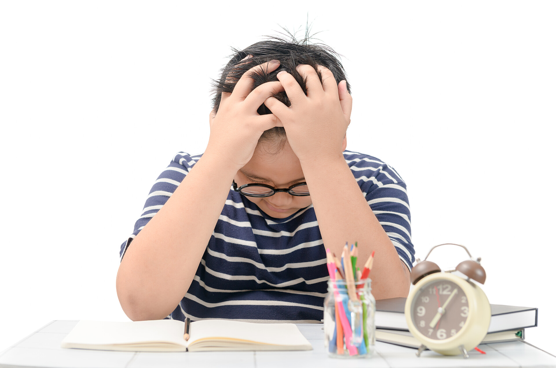 为学习而苦恼的男孩亚洲肥胖男孩学生由研究强调被隔绝 