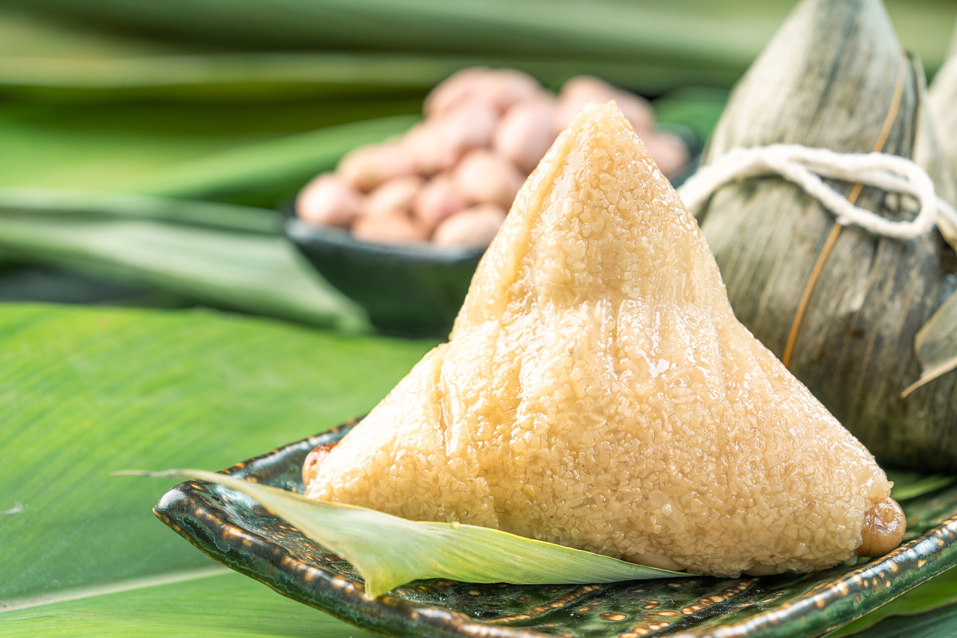 桌子上的粽子食物关闭, 复制空间, 著名的中国食品龙舟 (端午节) 节, 蒸粽子金字塔形状的竹叶制成的糯米原料制成的
