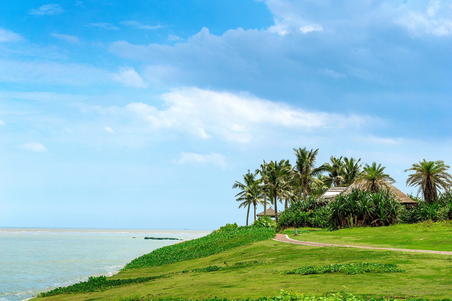 蓝天白云美丽的海南岛自然风光海滨景观