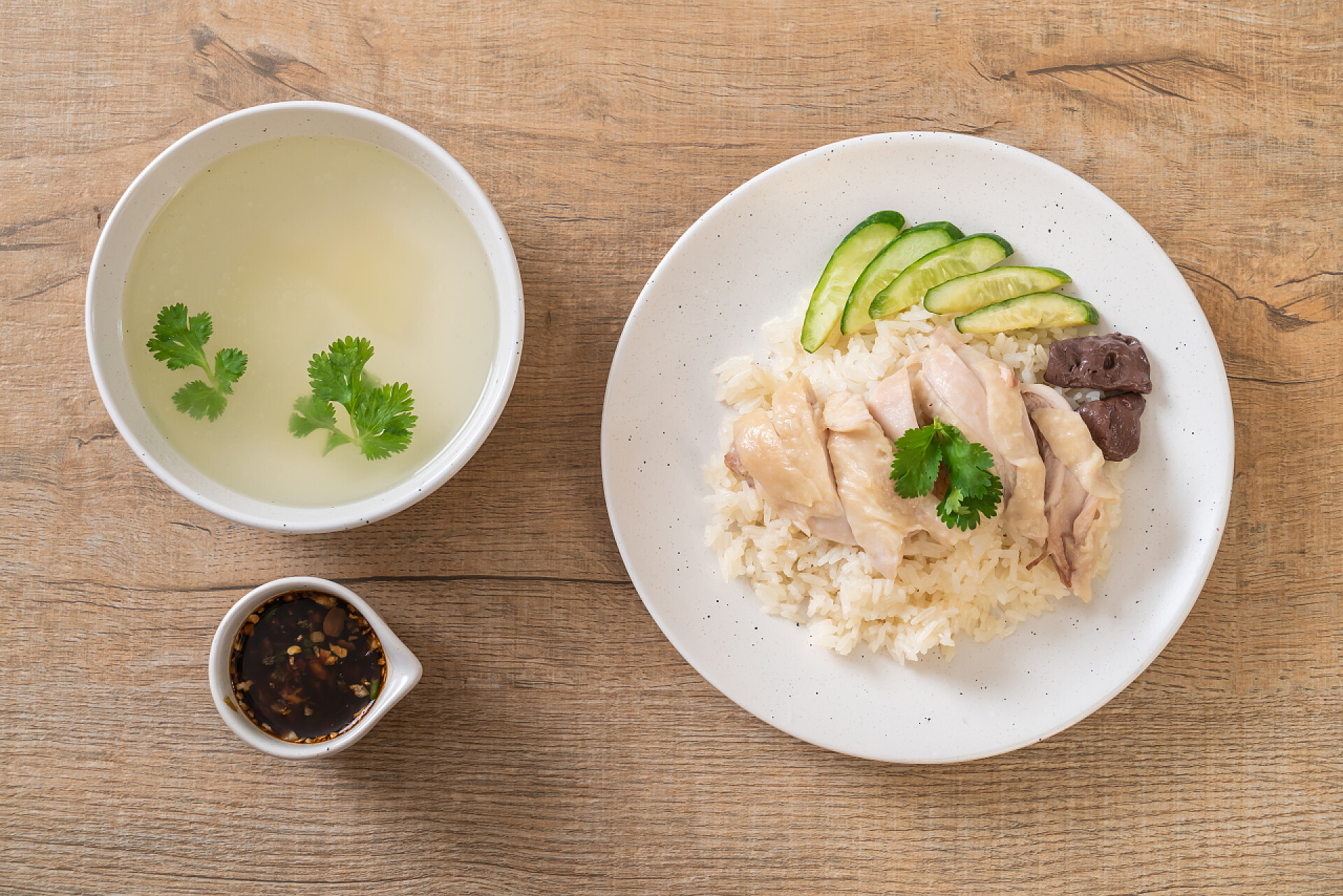 木板上的亚洲美食蒸鸡饭和汤
