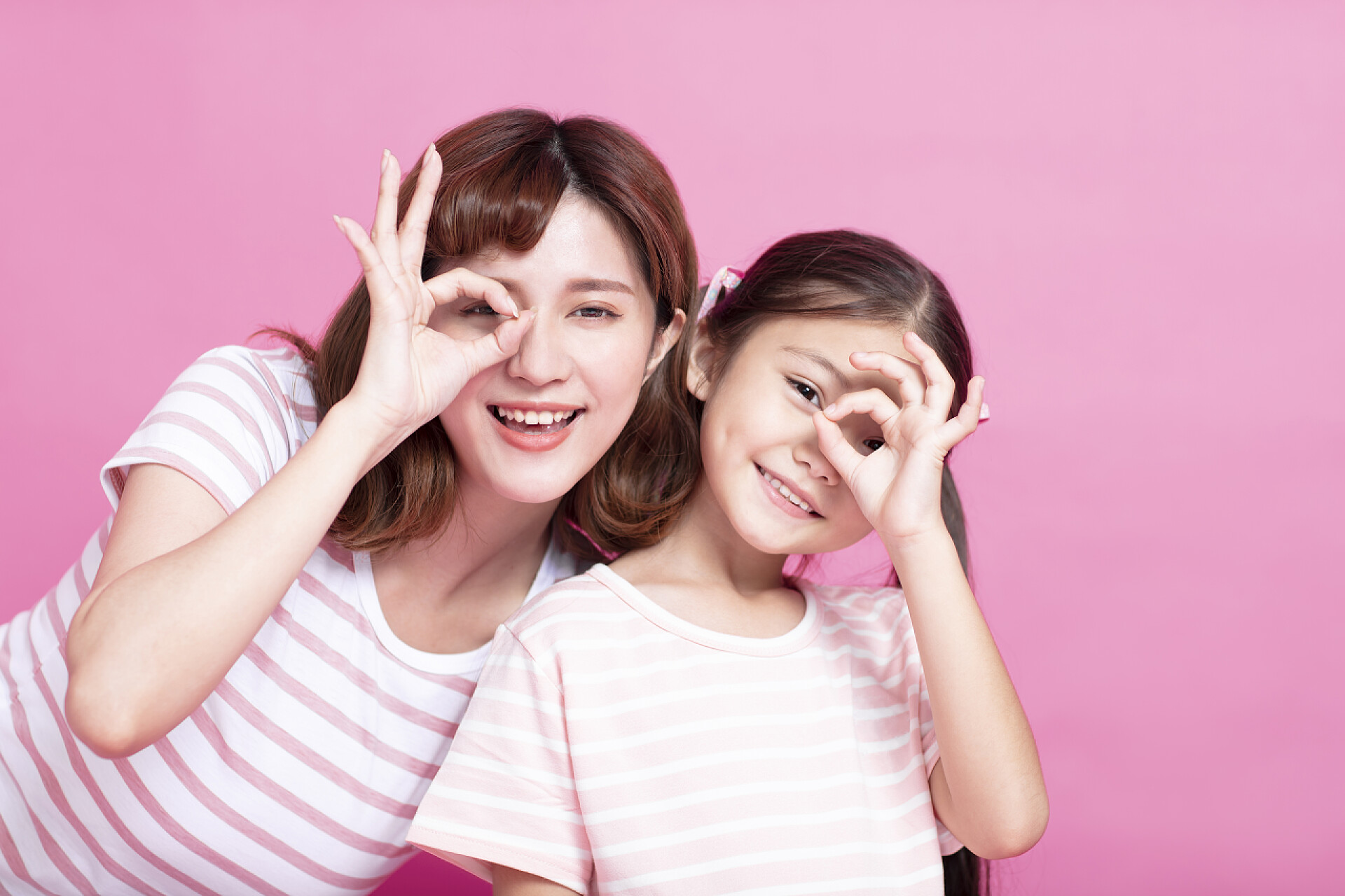 母亲和女儿牵着手指靠近眼睛幸福的母亲和女儿牵着手指靠近眼睛