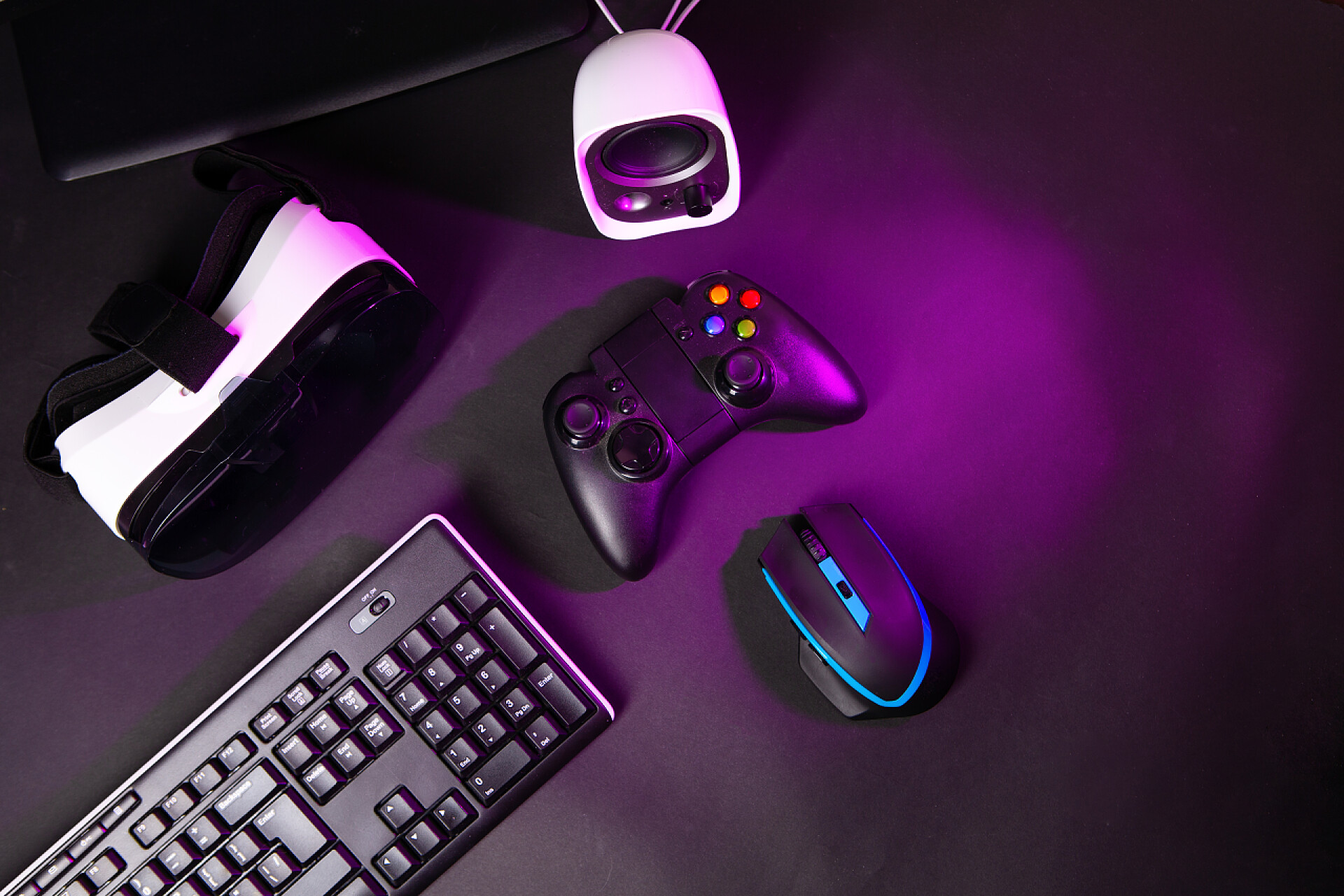 电脑游戏设备的的顶视图顶部查看黑色桌子背景上的游戏设备、鼠标、键盘、操纵杆、耳机、vr 耳机.