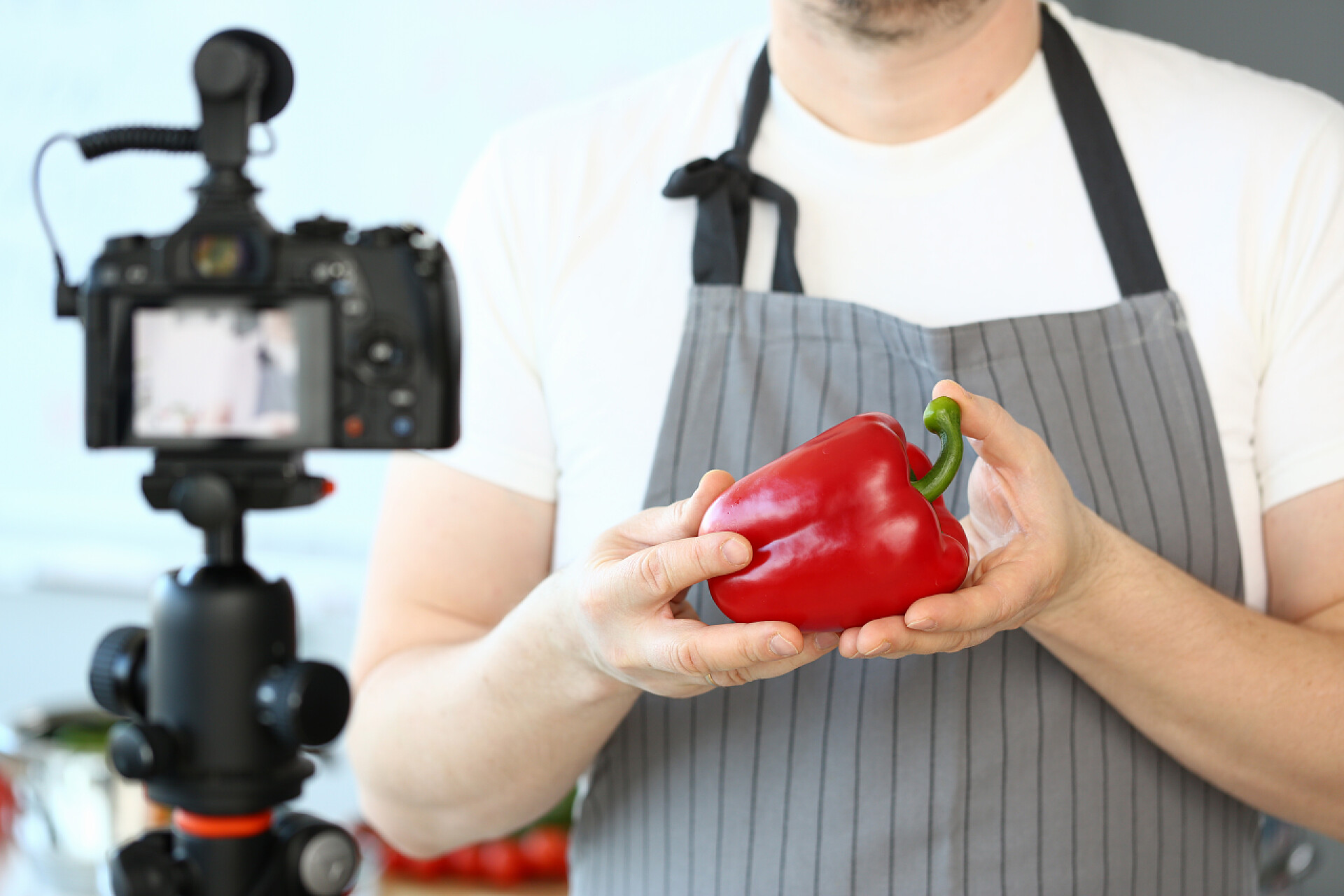 手拿红色辣椒的主厨博客男性手记辣椒菜谱博客