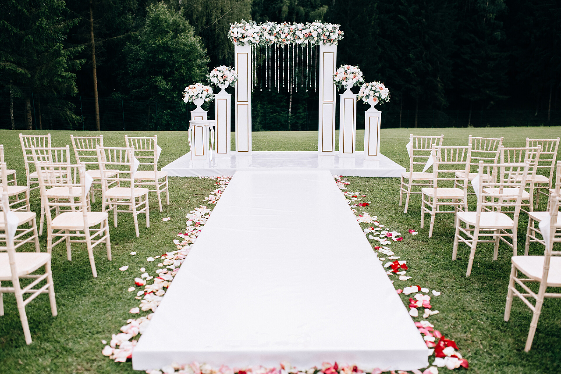 室外森林经典婚礼现场非常美丽的外礼。经典婚礼在森林。Th