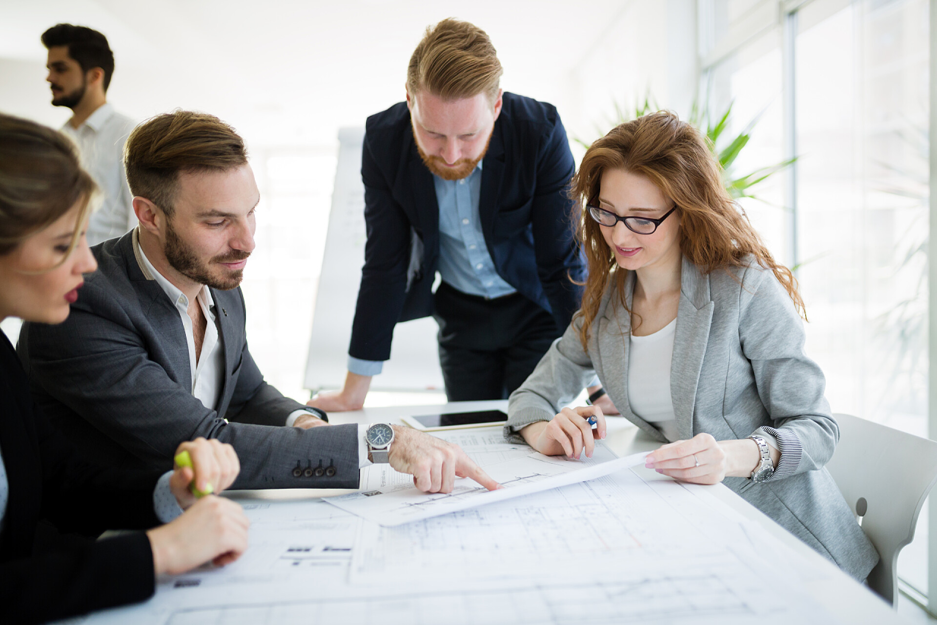 在办公室讨论开会的企业员工集团的年轻建筑师工作业务会议