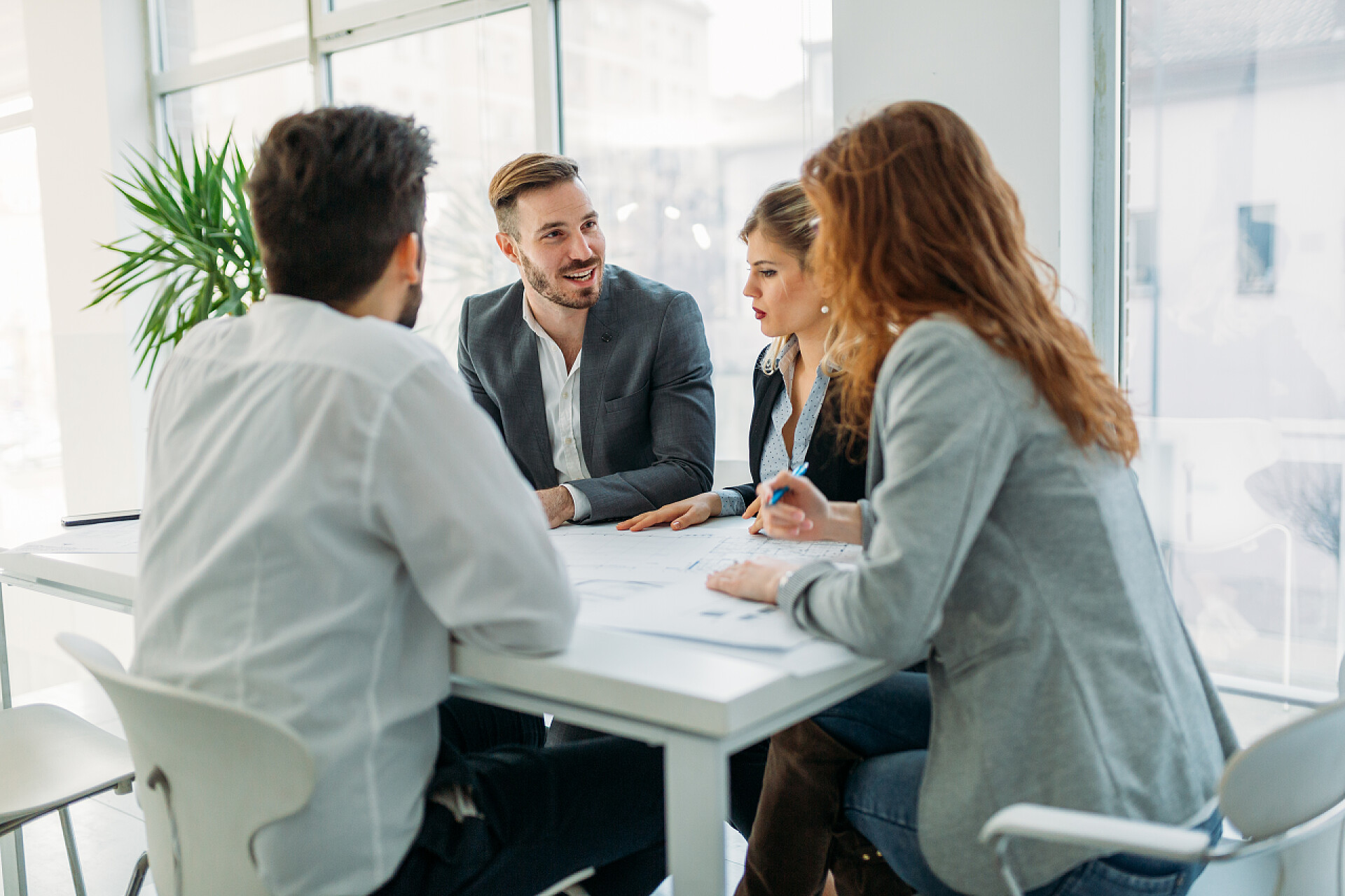 在办公室愉快讨论的企业员工企业会计在现代办公室共同努力