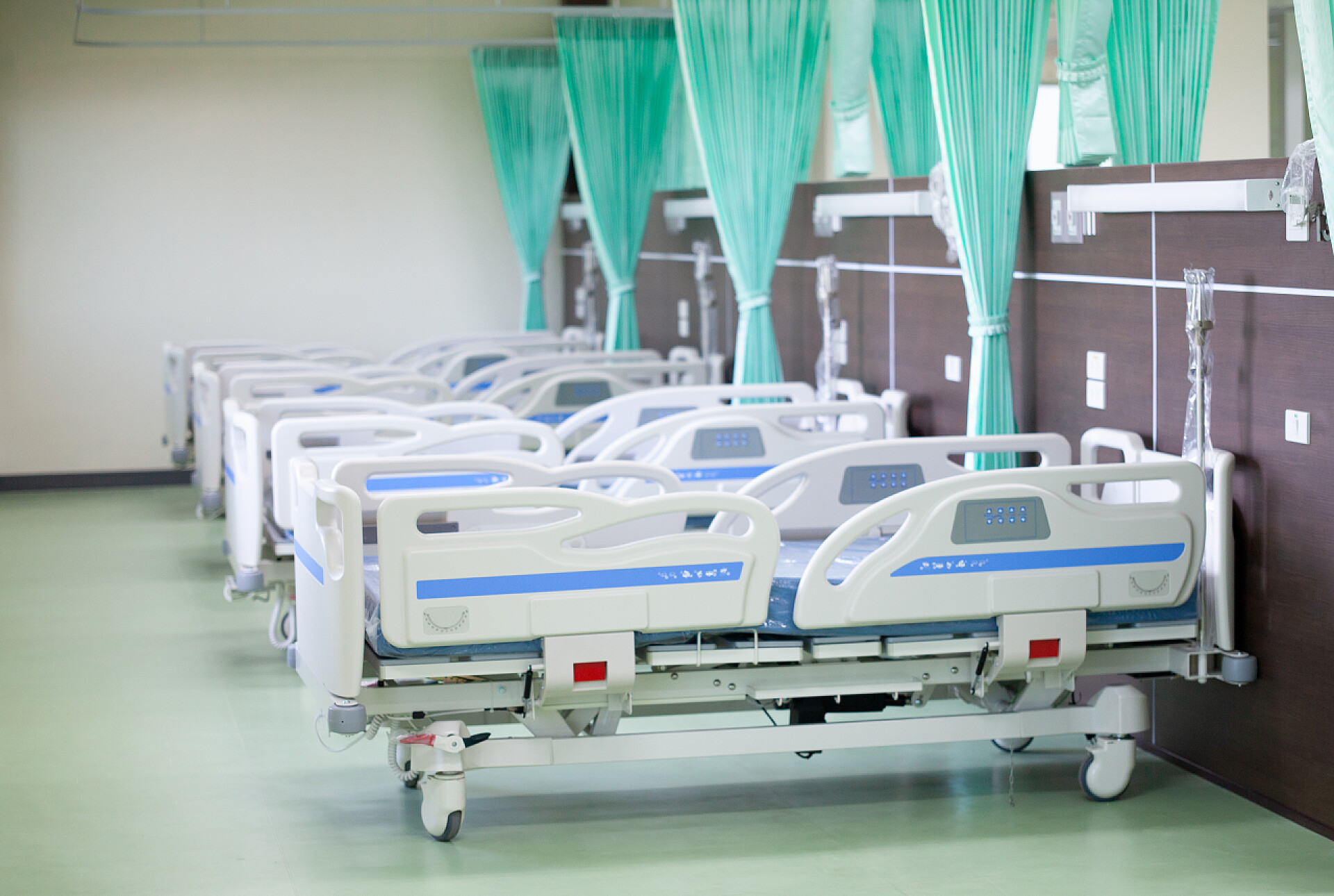 医院病房里的可移动病床移动医院床， 电动可变高度， 医疗设备.